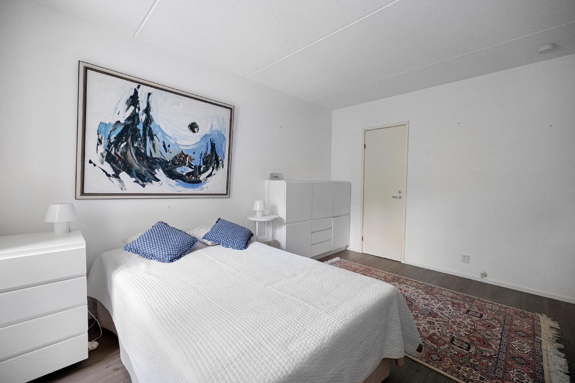 Isomman makuuhuoneen yhteydessä on erillinen vaatehuone