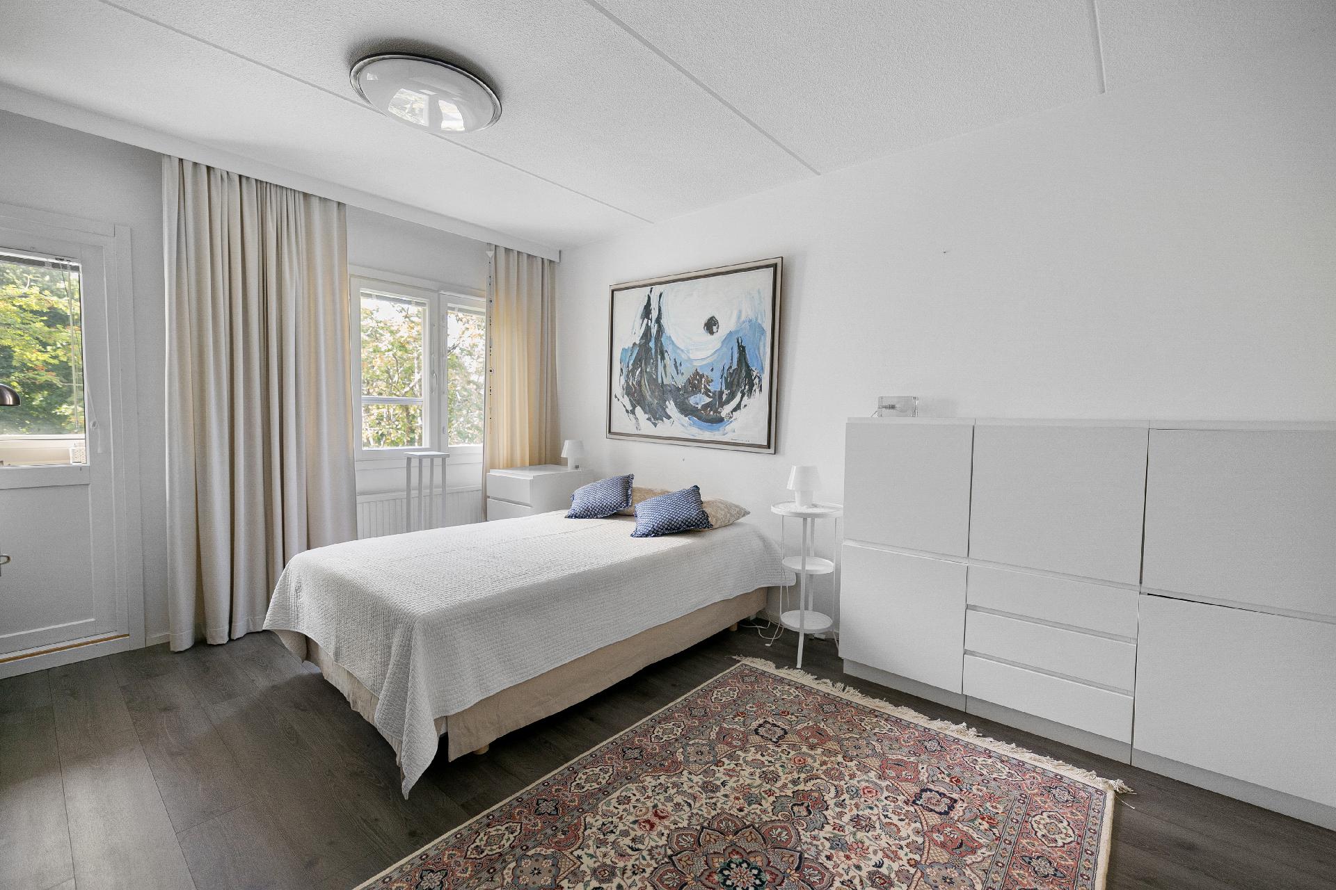 Makuuhuoneesta käynti lasitetulle parvekkeelle