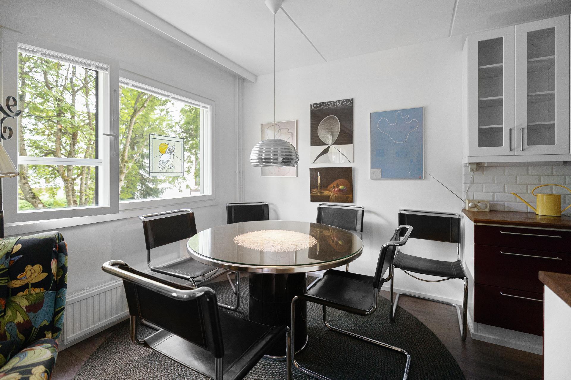 Paikka isomallekin ruokapöydälle!