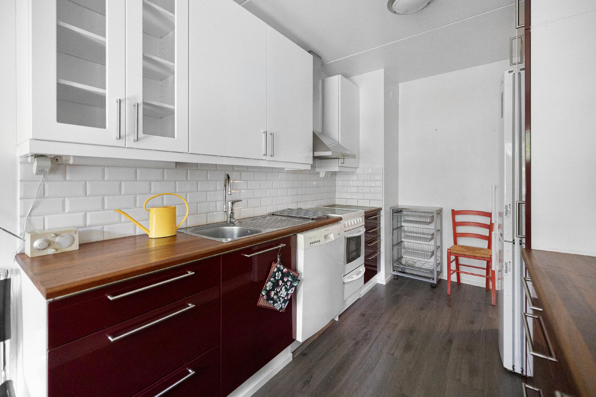 Keittiössä on pirteät punaiset kaapistot!