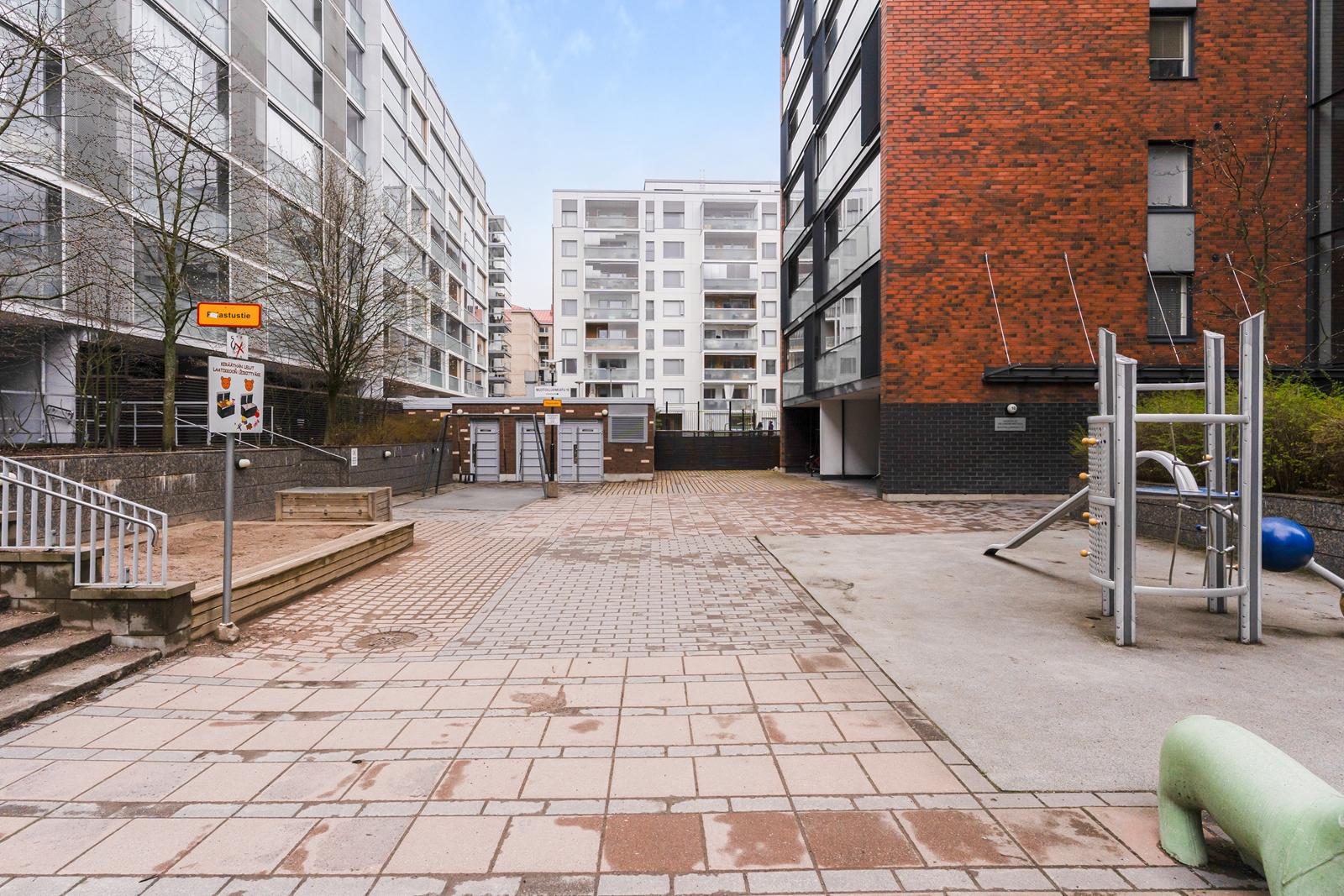 taloyhtiön sisäpihaa