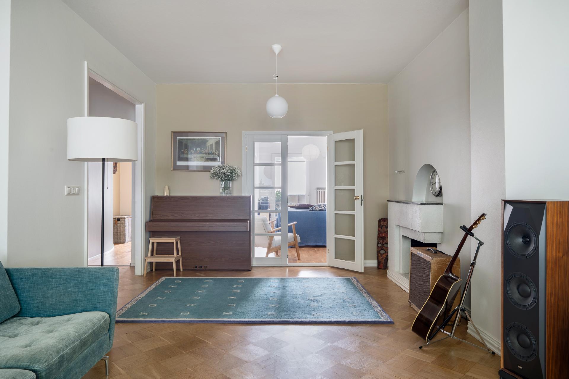 Avaraa tilaa läpi huoneiston