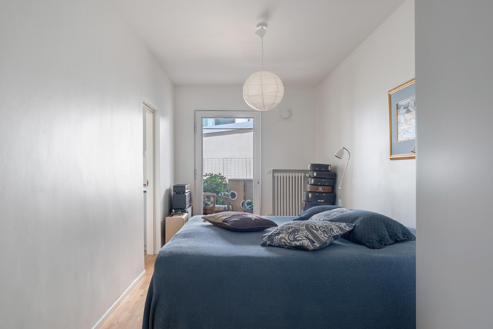 Makuuhuone, josta käynti parvekkeelle