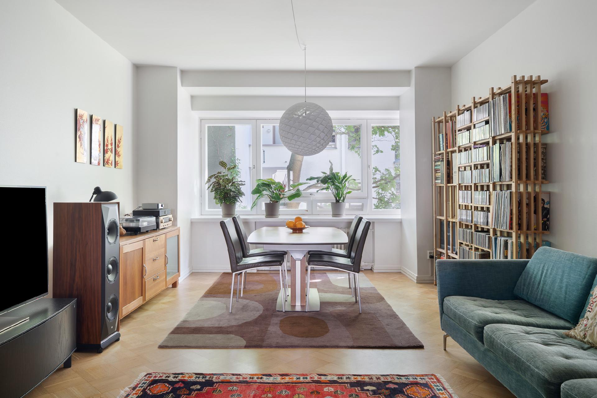 Illallinen ikkunan ääressä