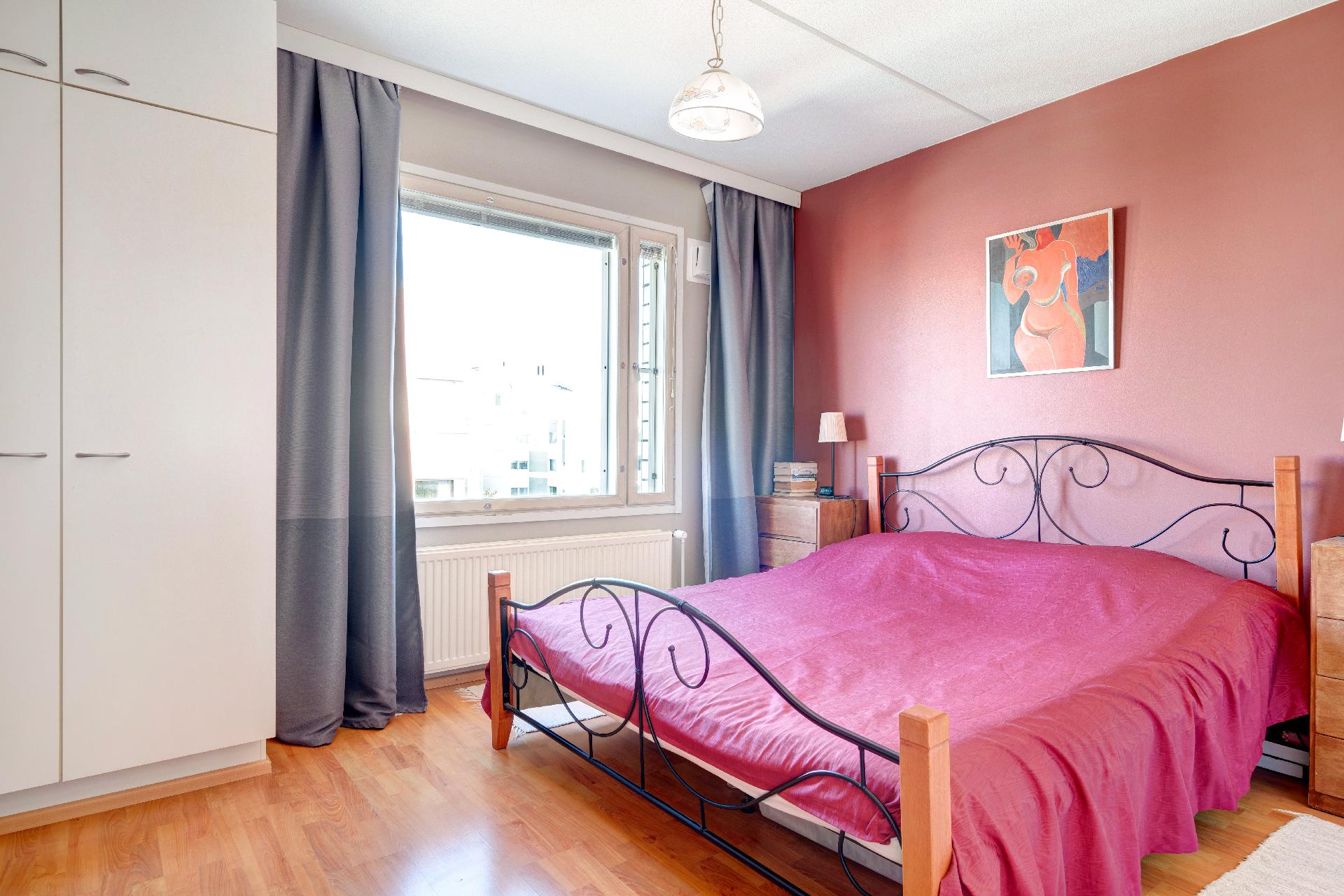 Ensimmäinen makuuhuone.