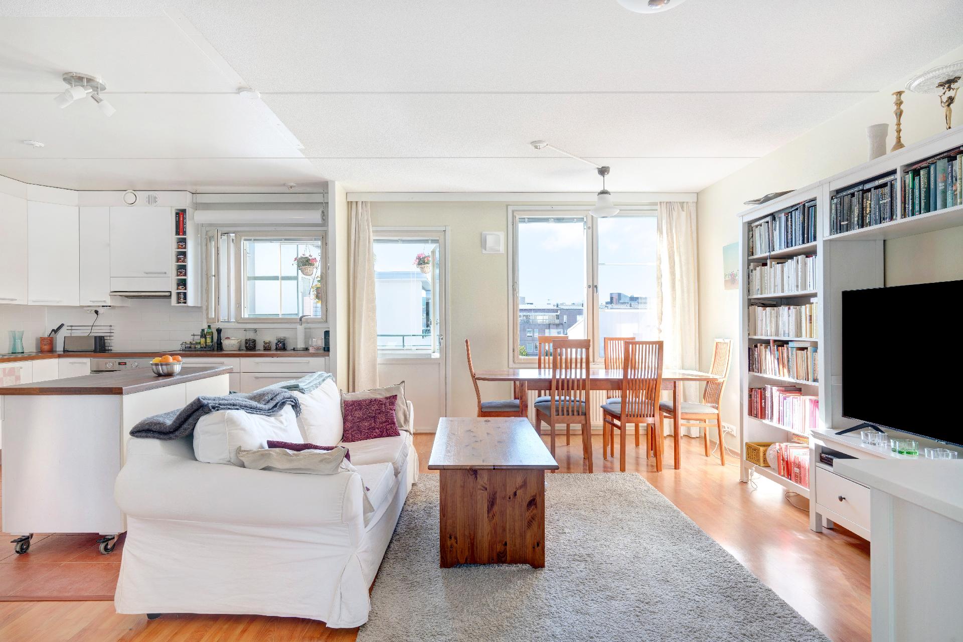 Avara ja valoisa olohuone.