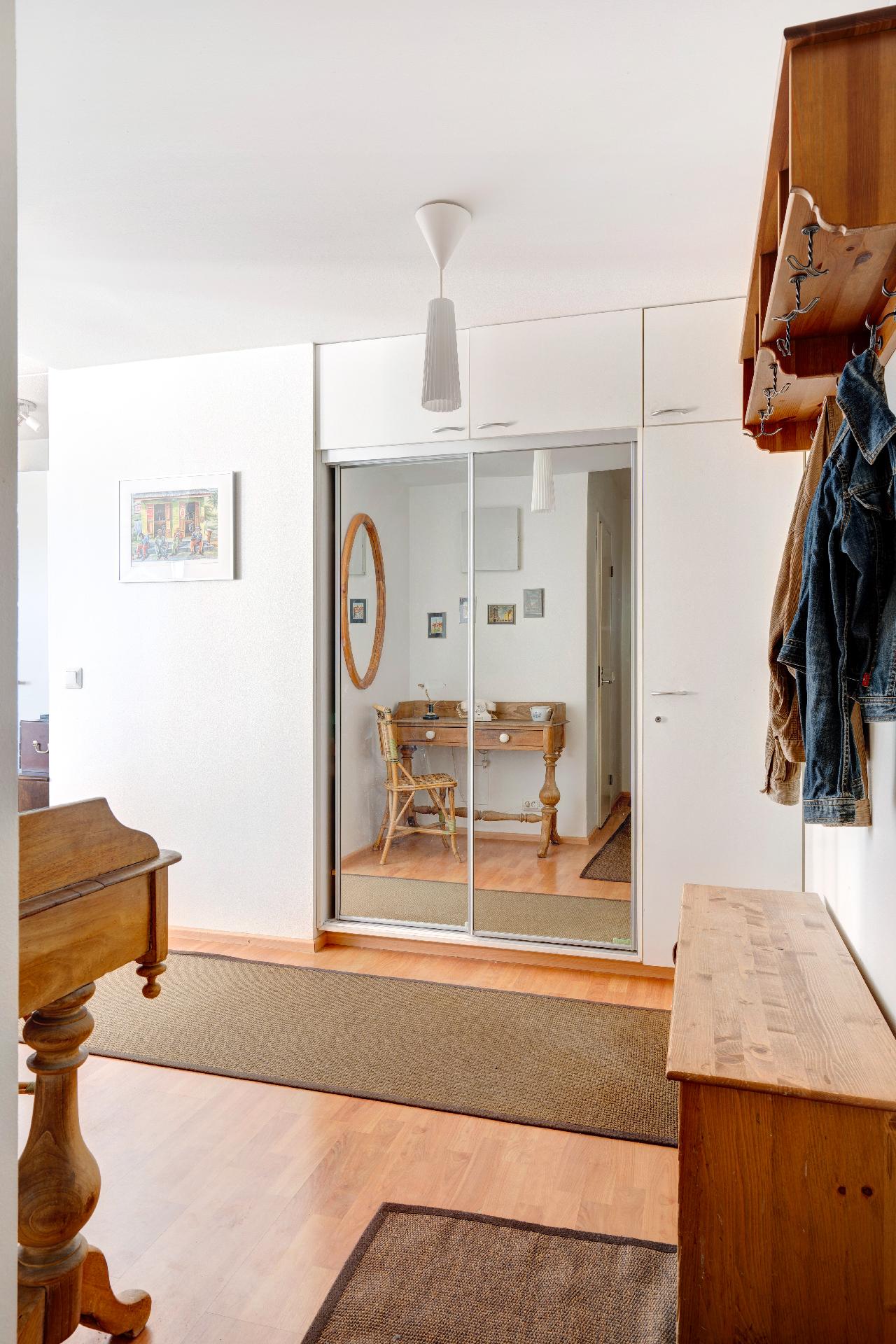 Eteisessä liukuovikaapisto.