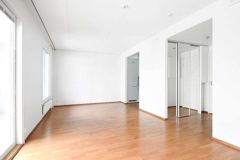 Olohuoneesta aukeaa keittiö ja eteinen