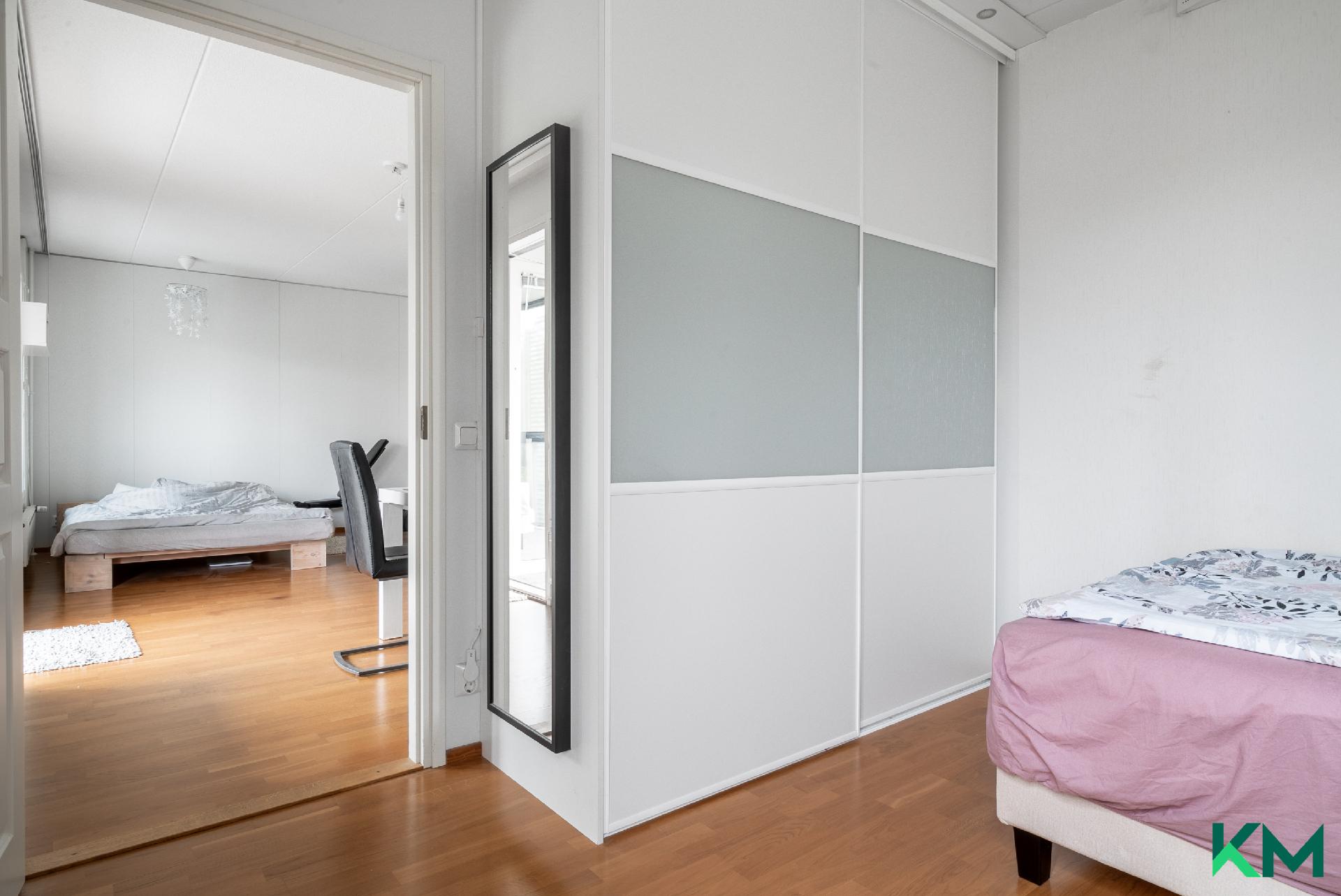 Makuuhuoneesta olohuoneen suuntaan