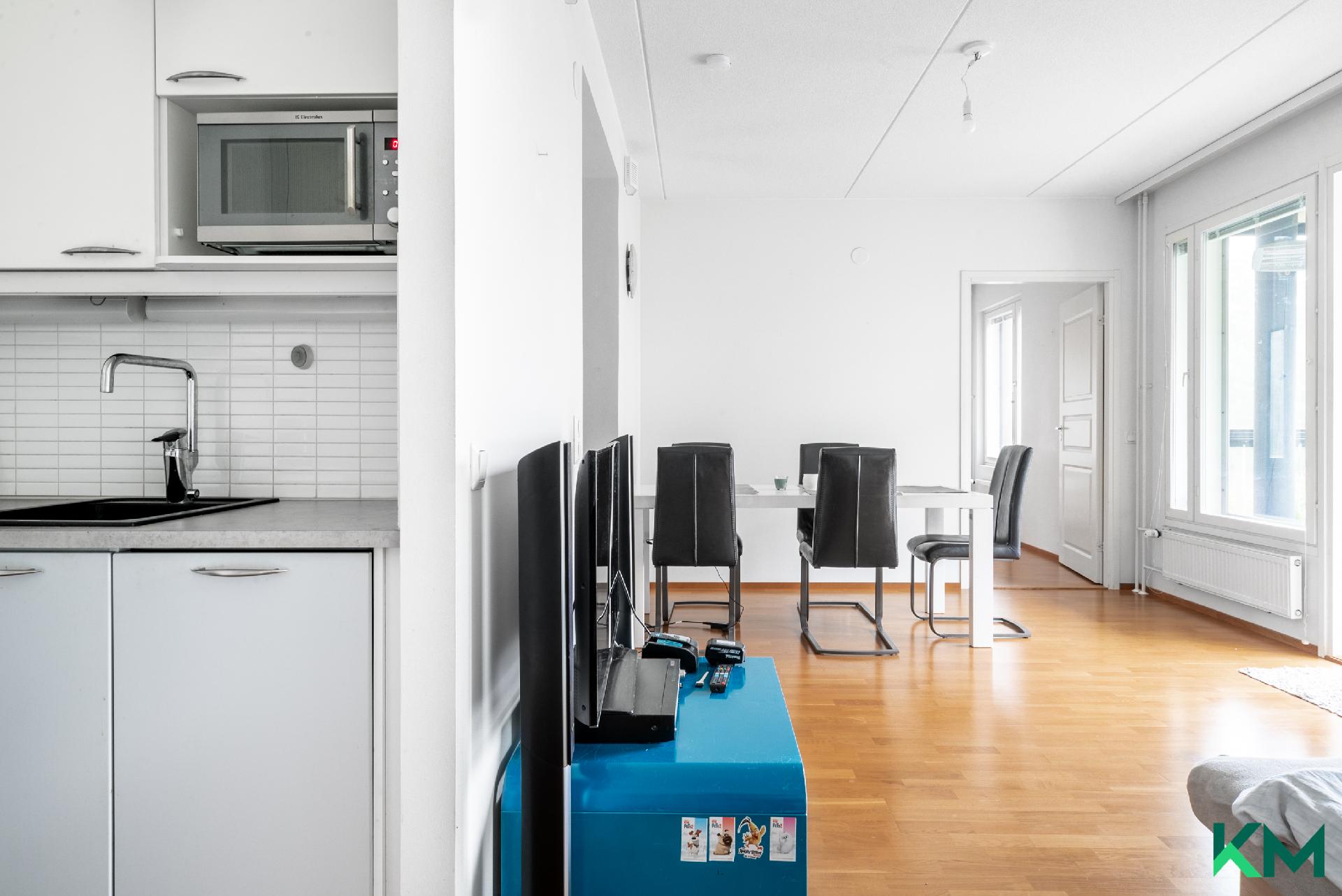 Keittiön suunnasta olohuoneeseen ja makuuhuoneen suuntaan