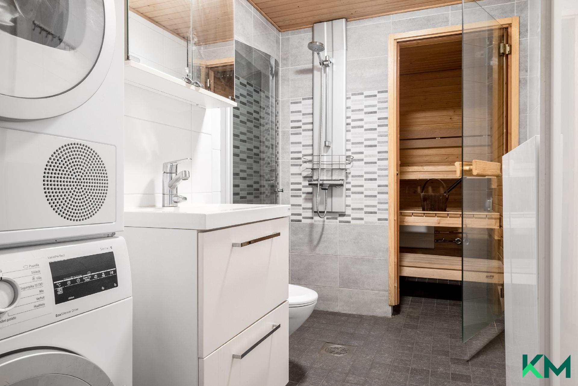 Avara kylpyhuone saunan suuntaan