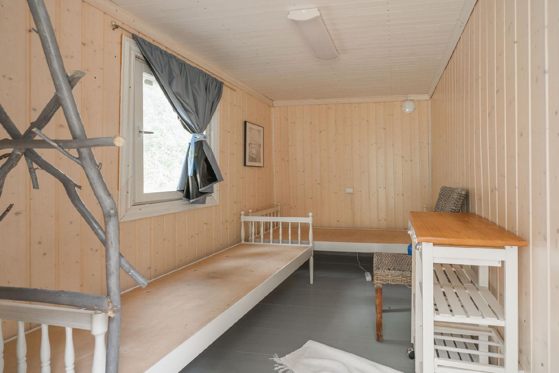 Autokatoksen yhteydessä kesä/vierashuone