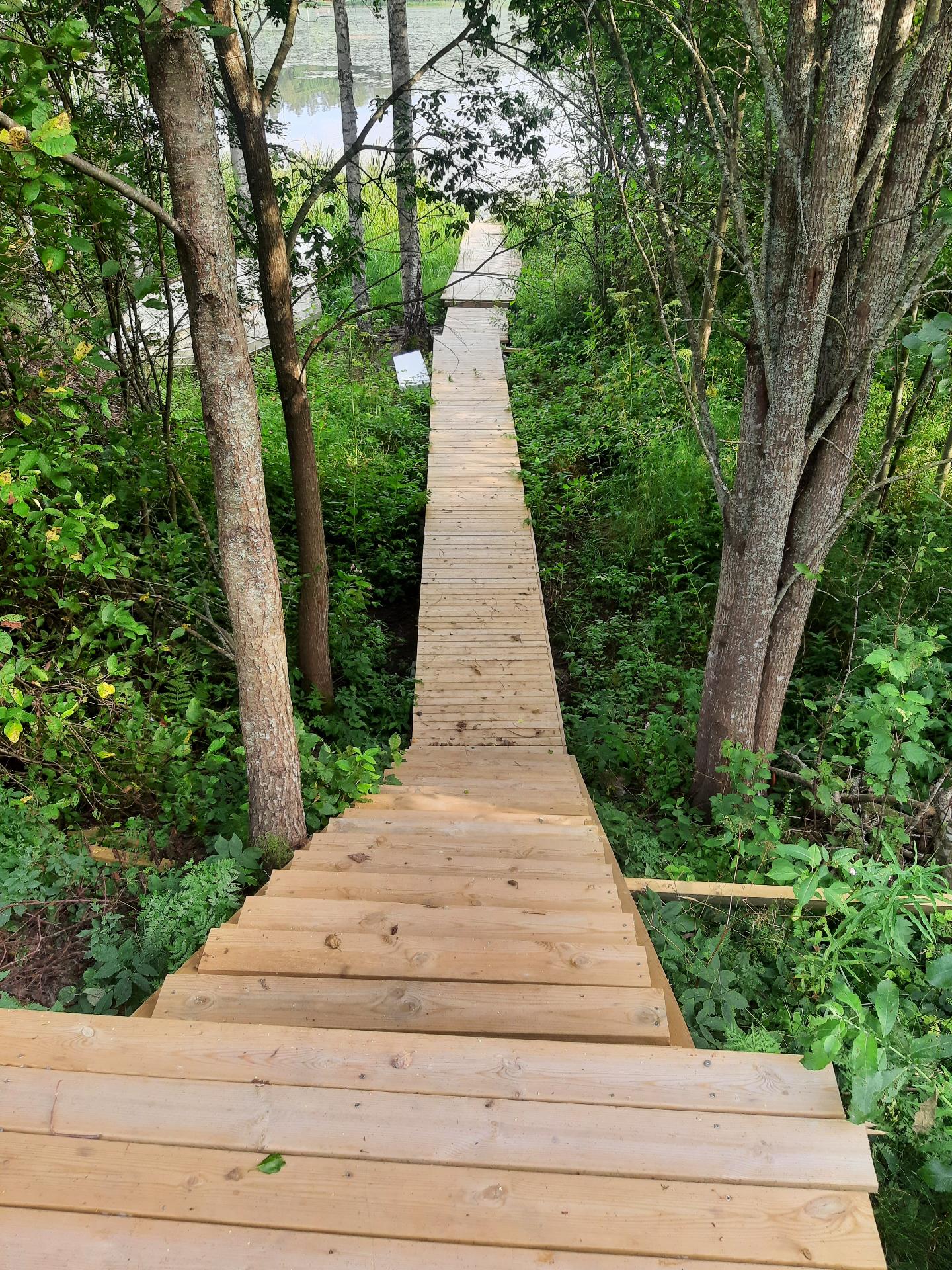 Venevalkama ja ja laituri n. 200 m mökiltä Lohjanjärven Maikkalanlahti