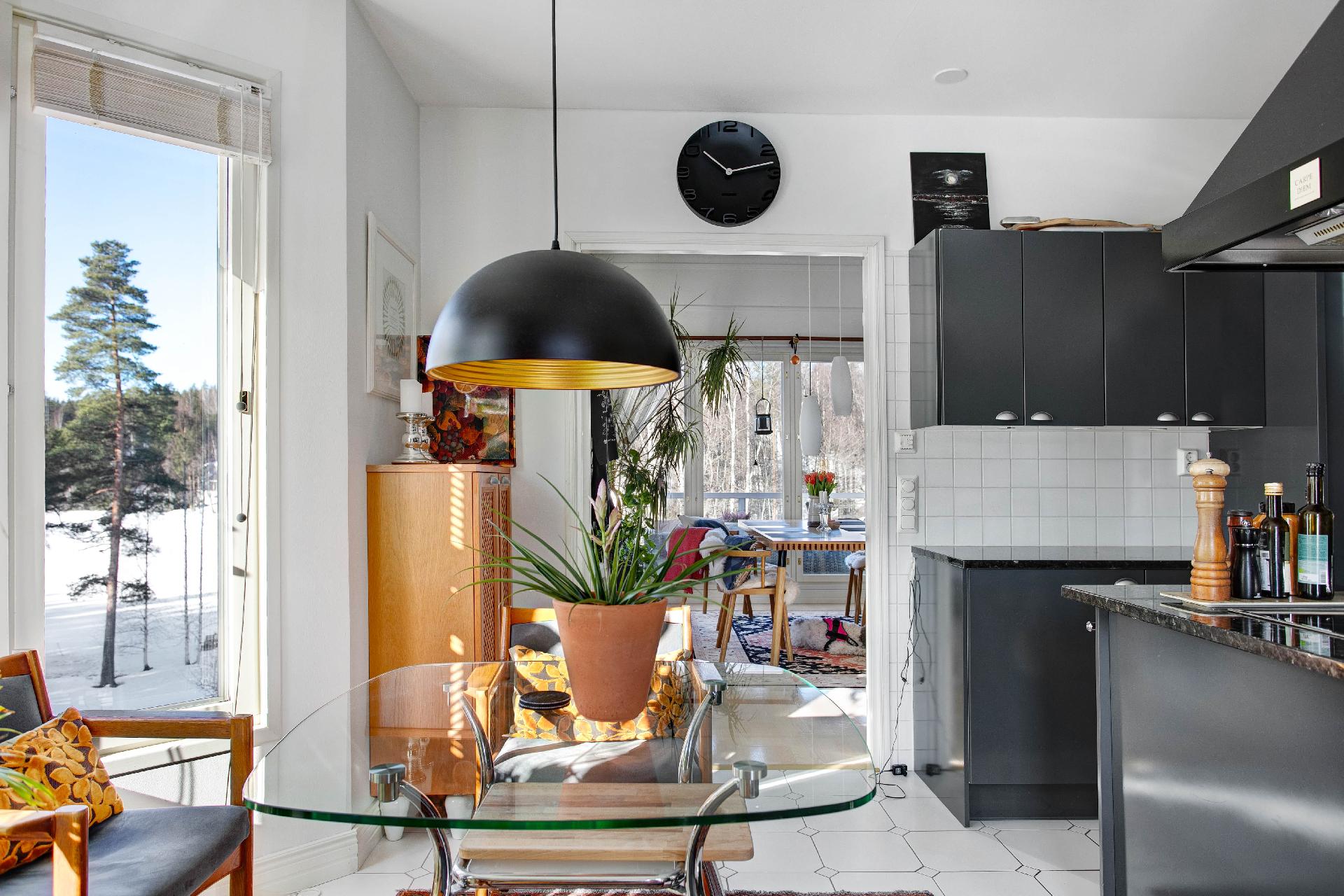 Aamiaispöydän ääreltä näet järvelle