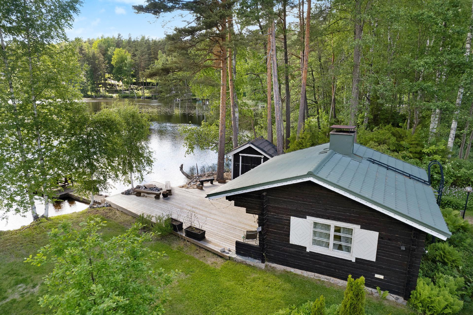 Lisäksi omalla rannalla saunatupa