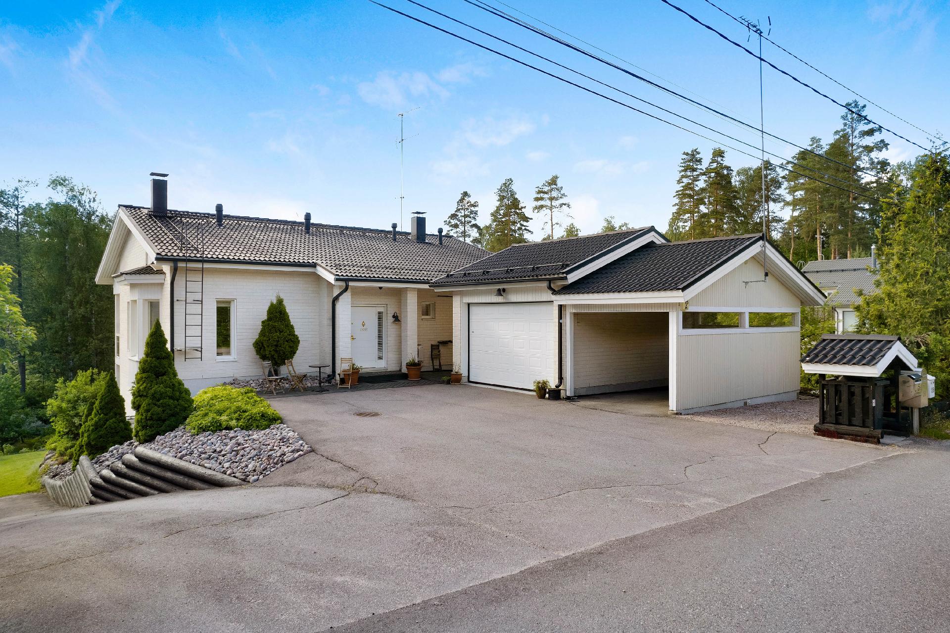 Hyvä etupiha, jossa tilaa autoille, tallissa ja katoksessa