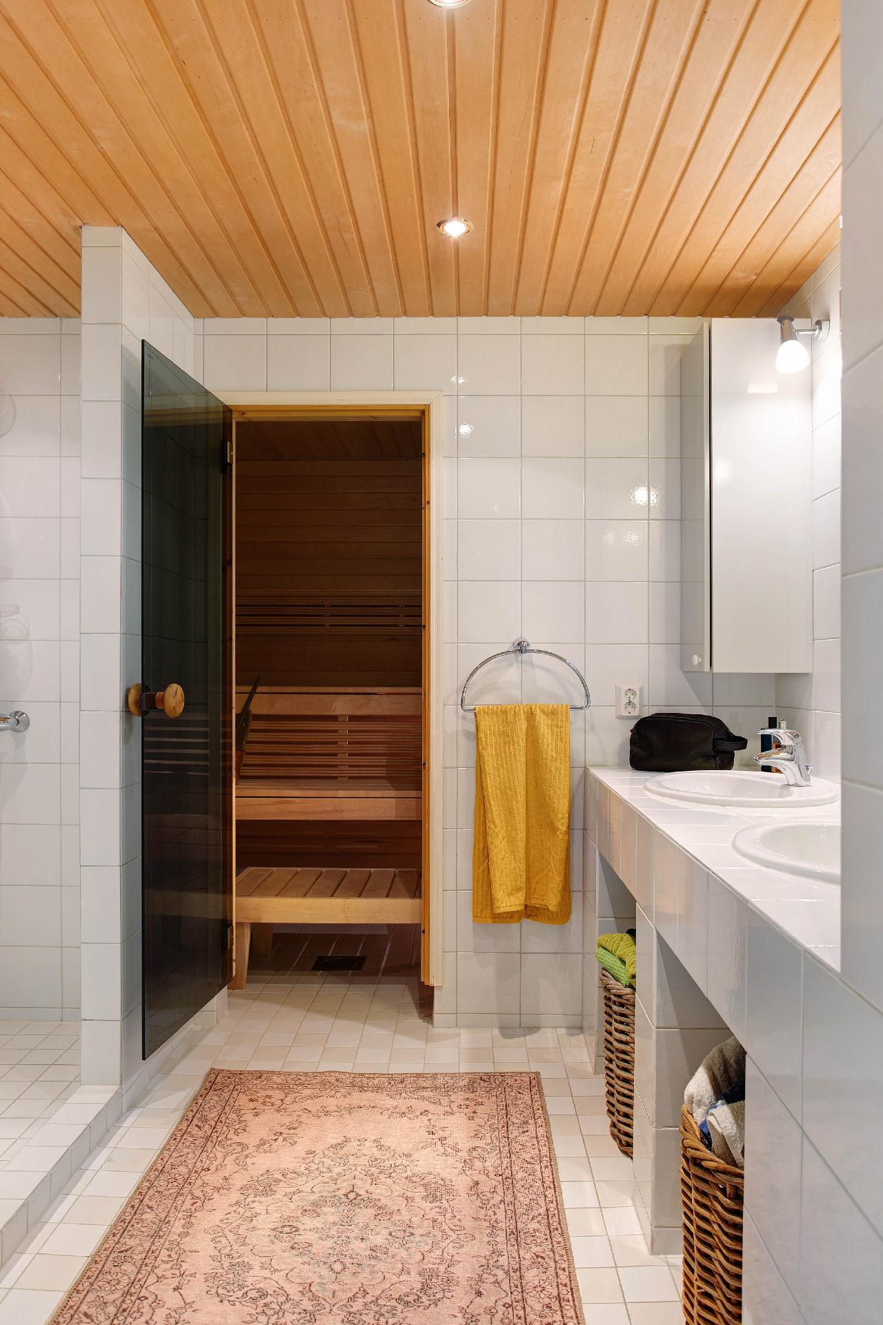 Saunaosasto (vasemmalla on 2 suihkua)