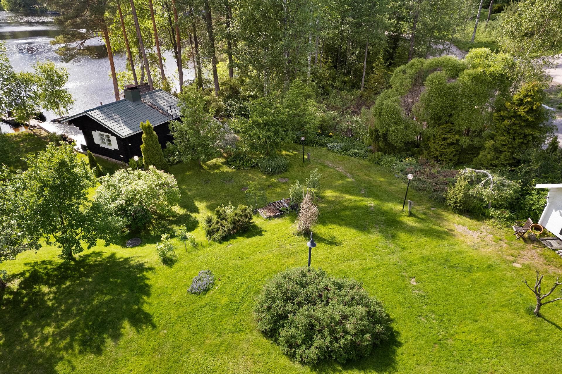 Loivasti laskeva hyvin hoidettu nurmipiha