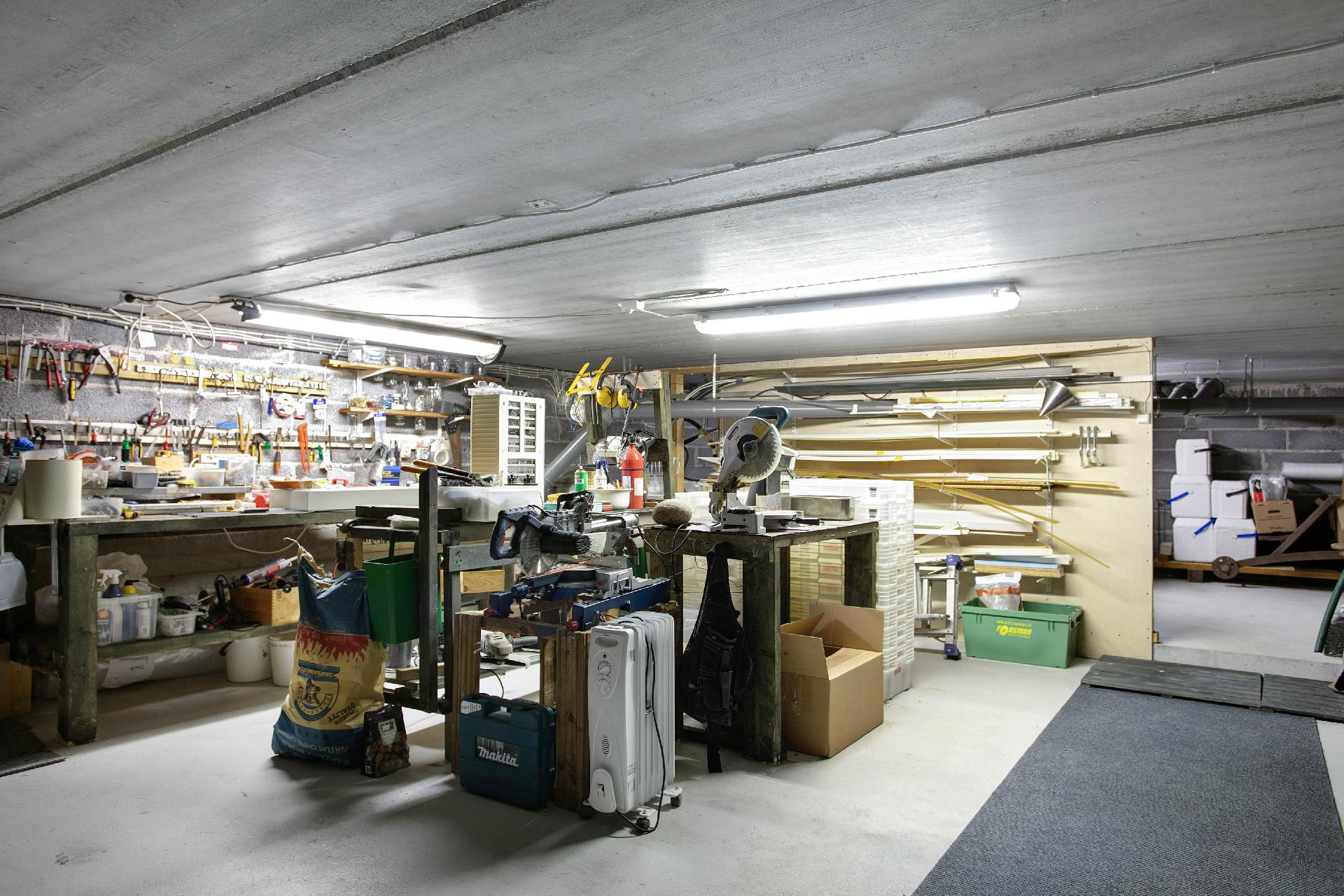 Kellarissa yhteensä n. 120 m2 tilaa (korkeus n. 195cm)