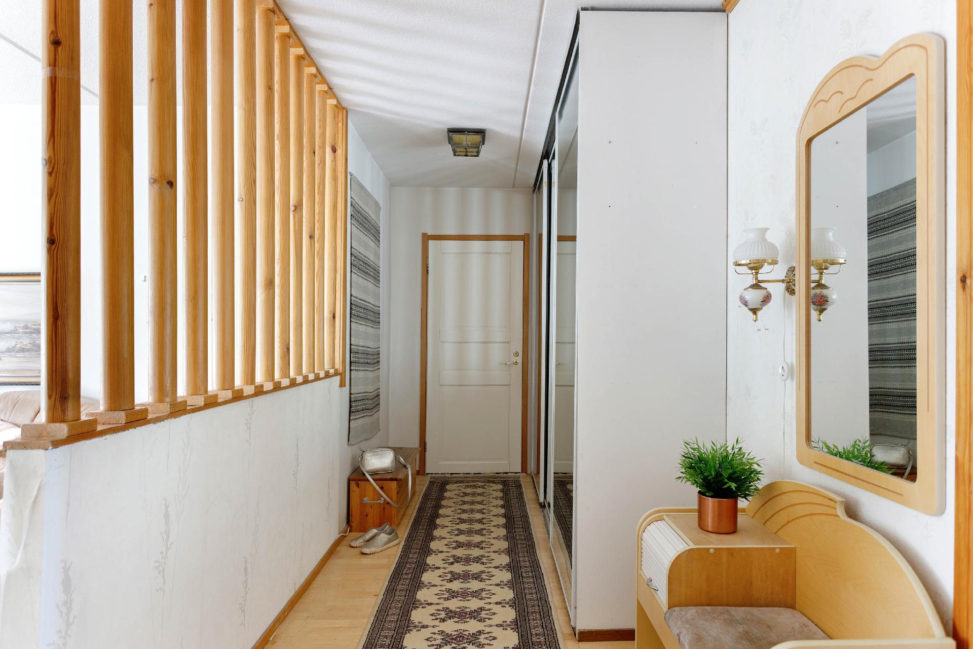 Eteisessä peilikaapistot.