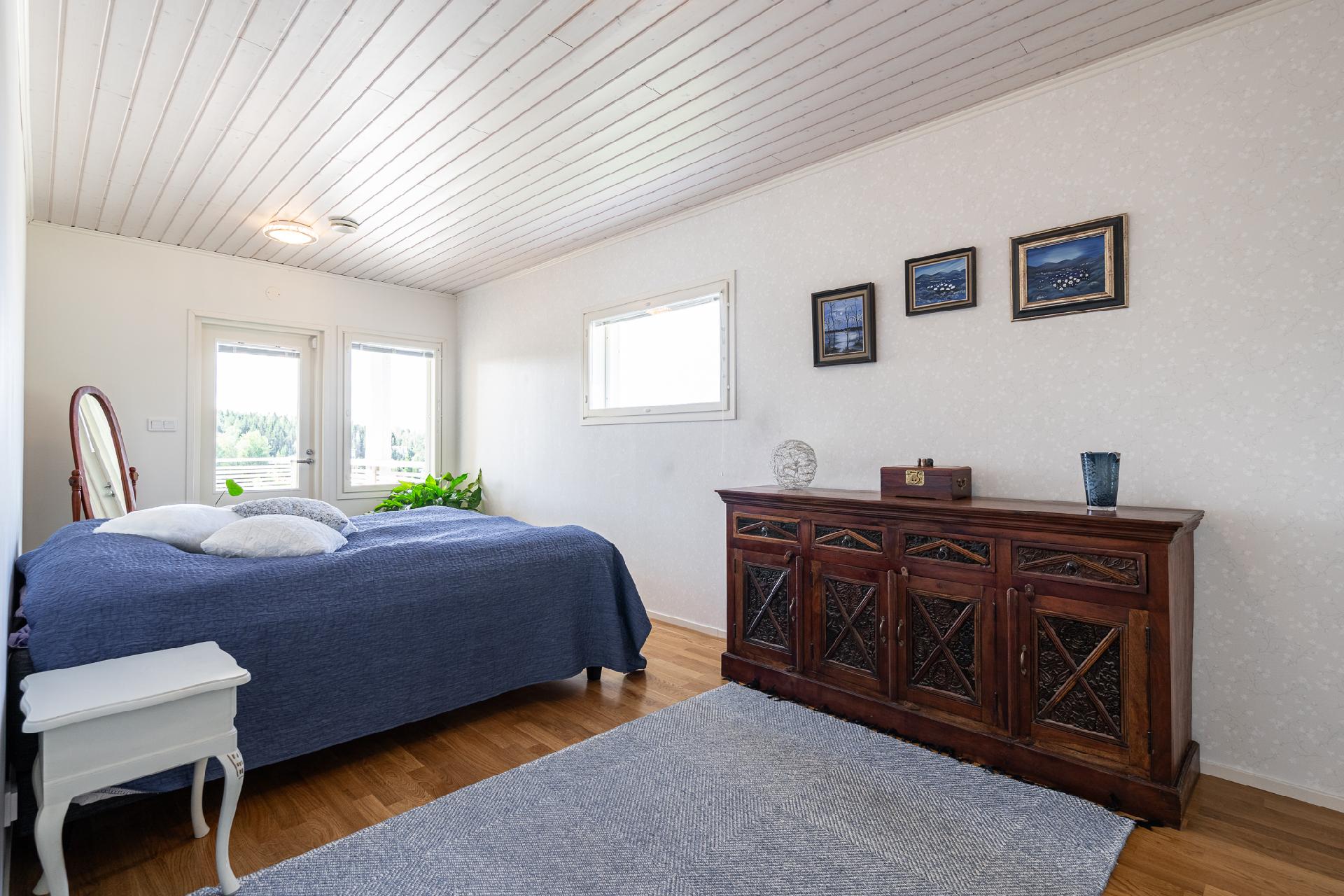 Yläkerran makuuhuone I, josta kulku parvekkeelle