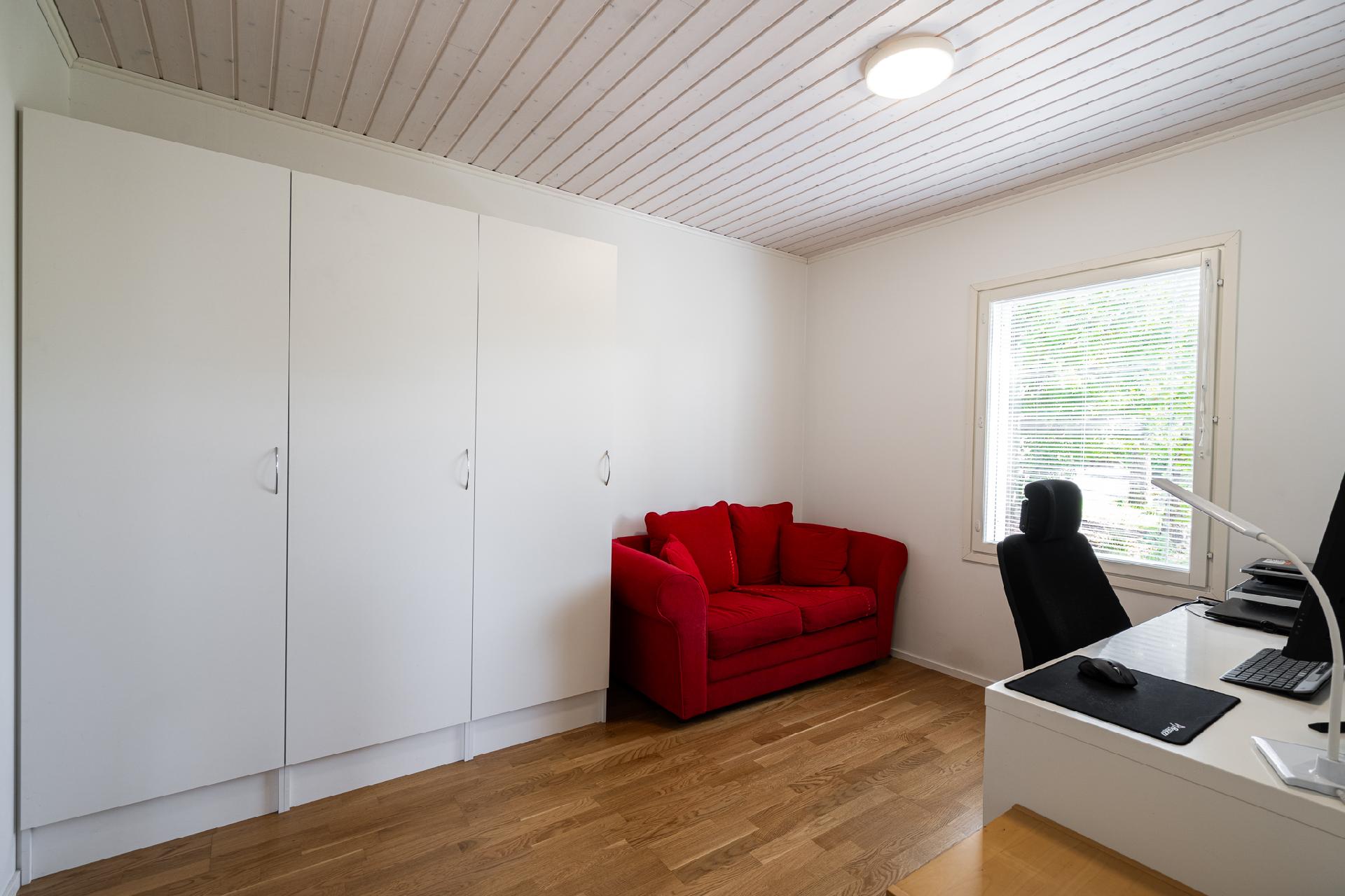 Alakerran makuuhuone