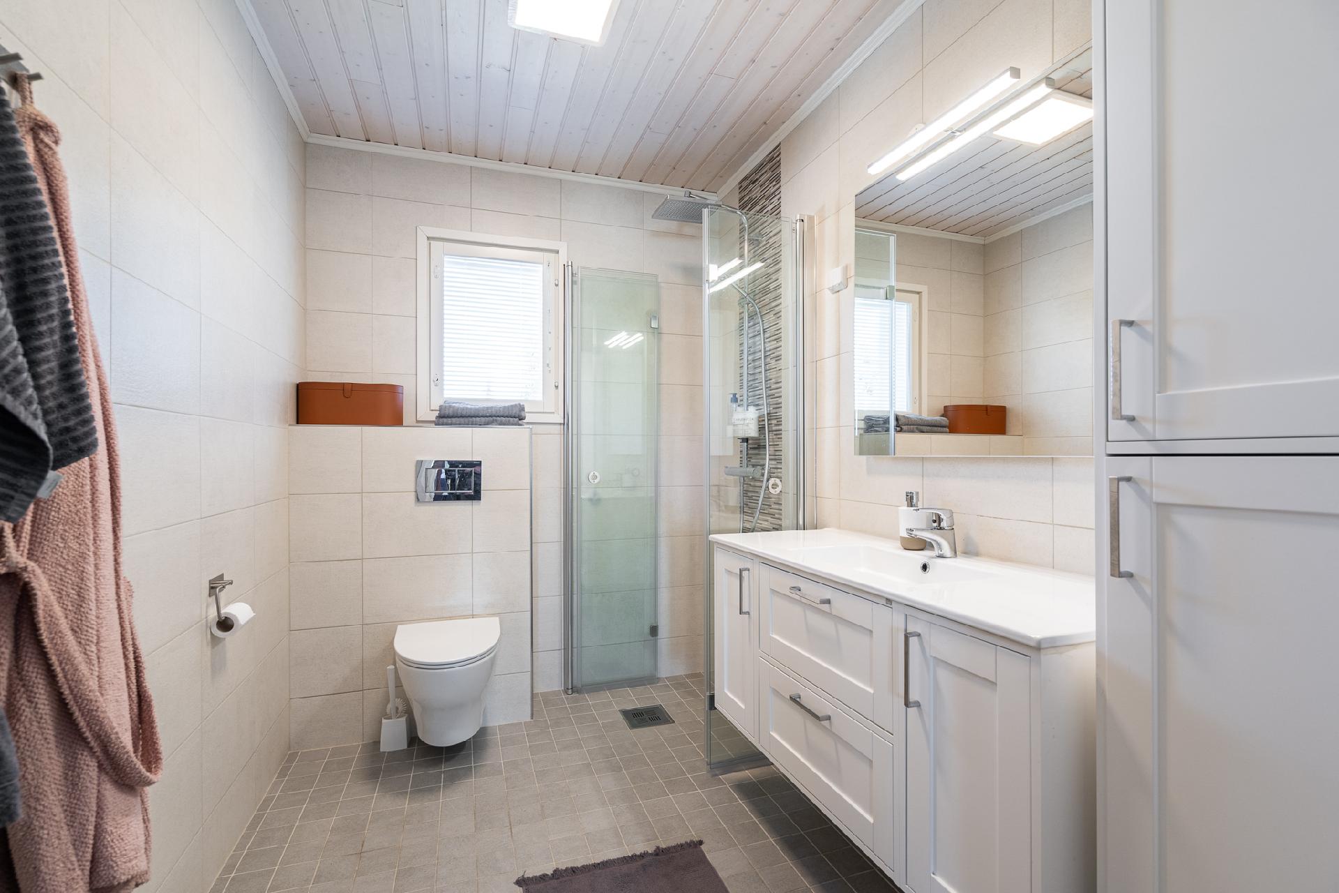 Makuuhuoneen yhteydessä oma kylpyhuone