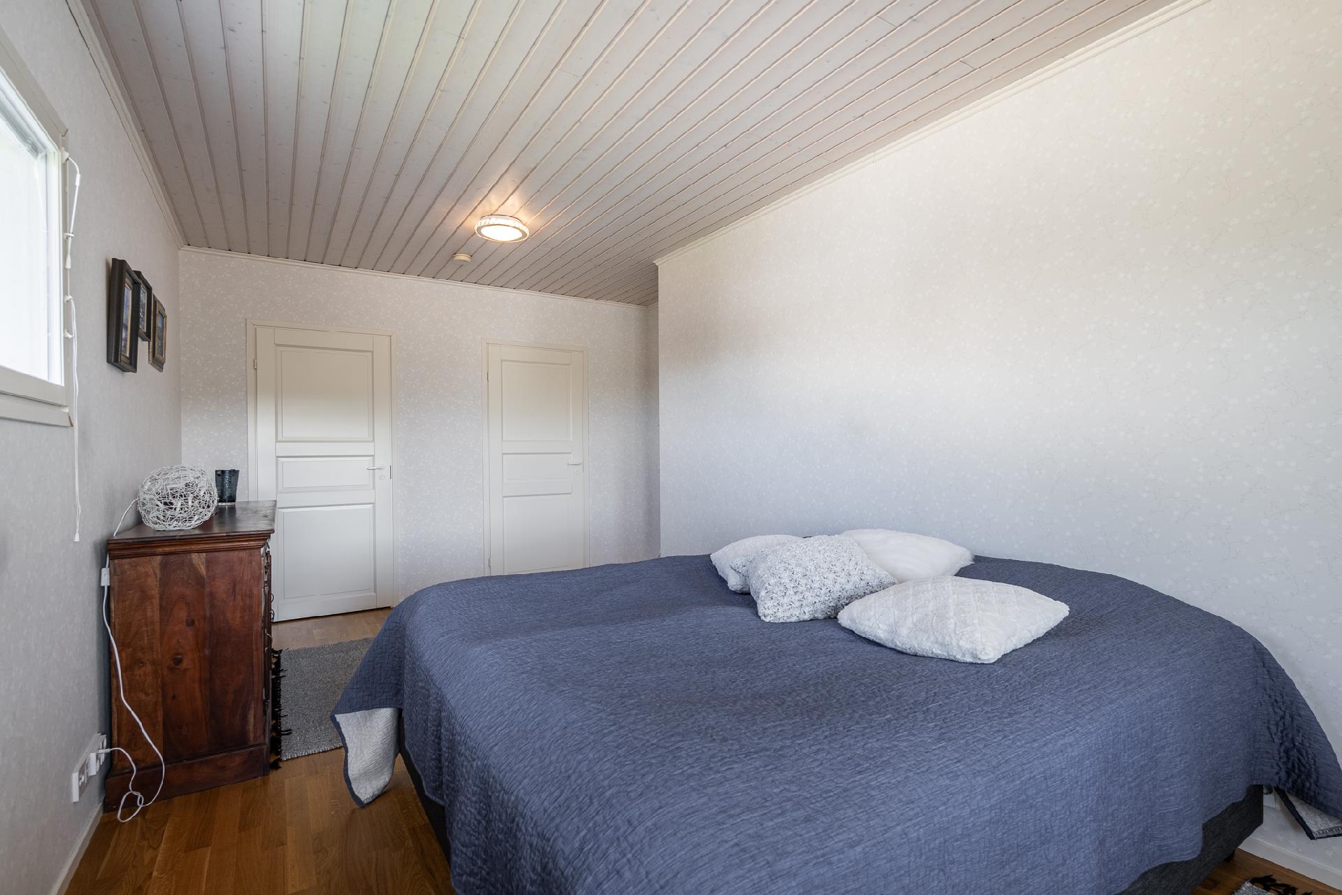 Yläkerran makuuhuone I, josta kulku parvekkeelle