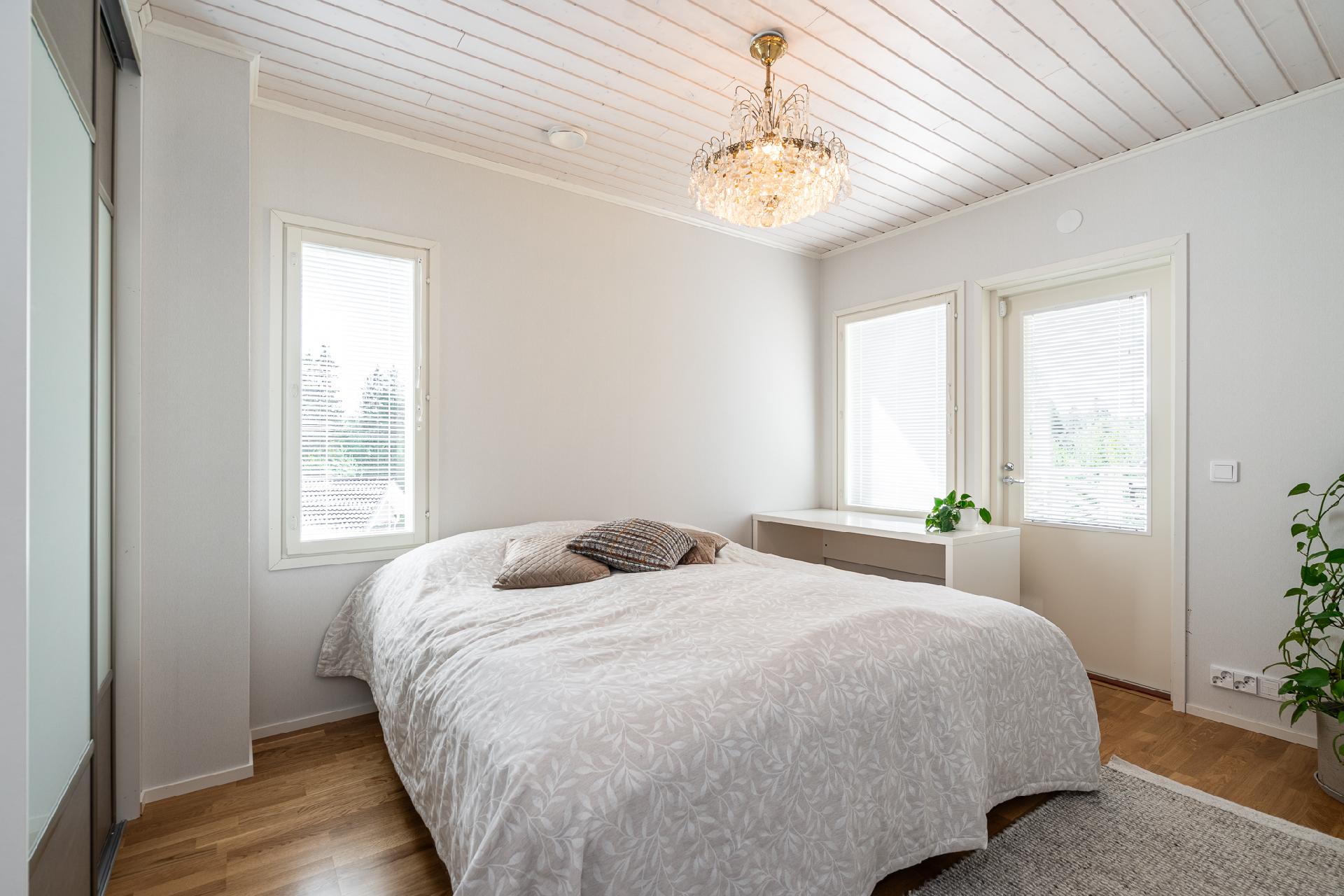 Yläkerran makuuhuone II, josta kulku myös parvekkeelle