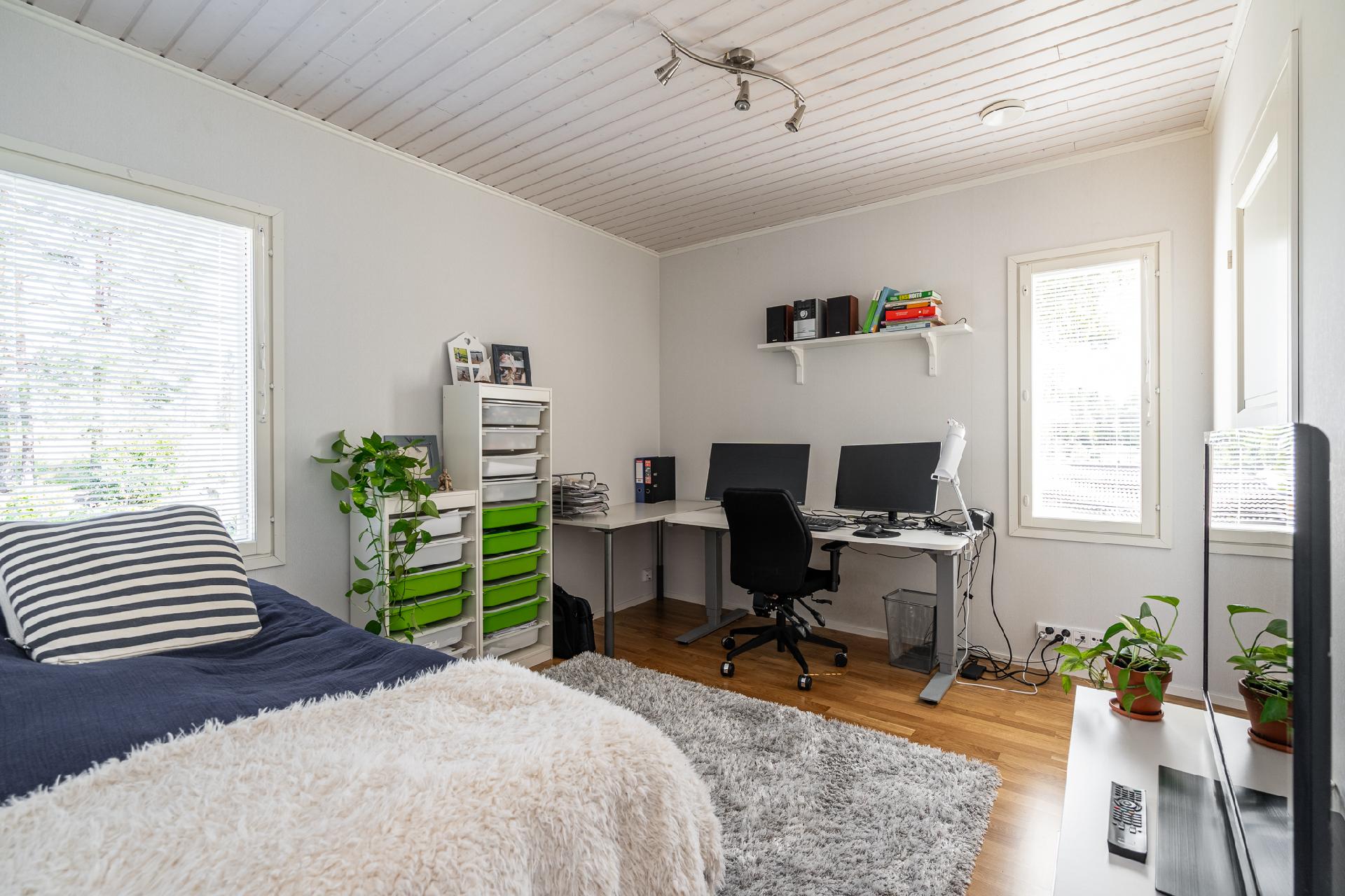 Yläkerran makuuhuone III