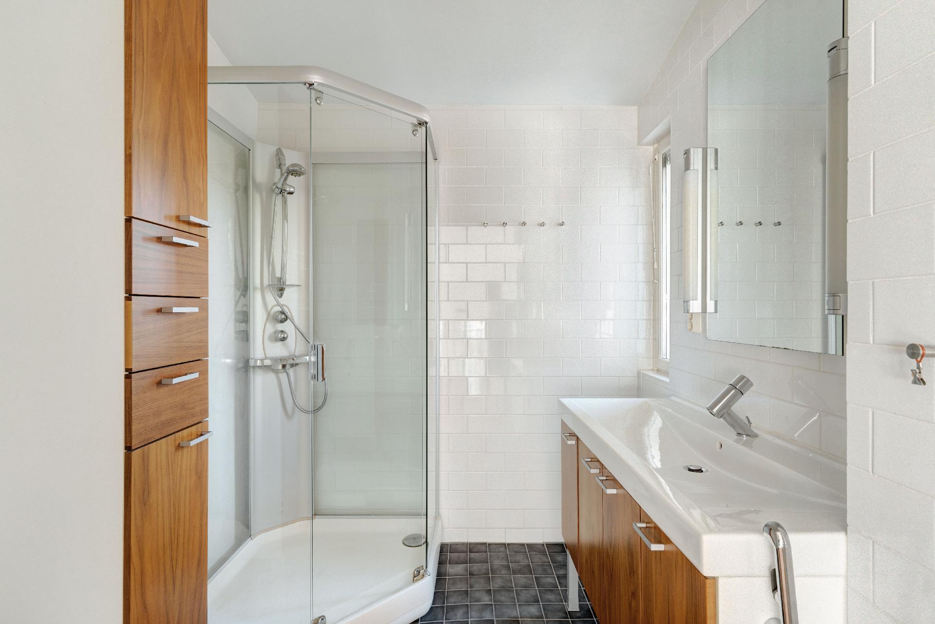 Yläkerran tilava kylpyhuone