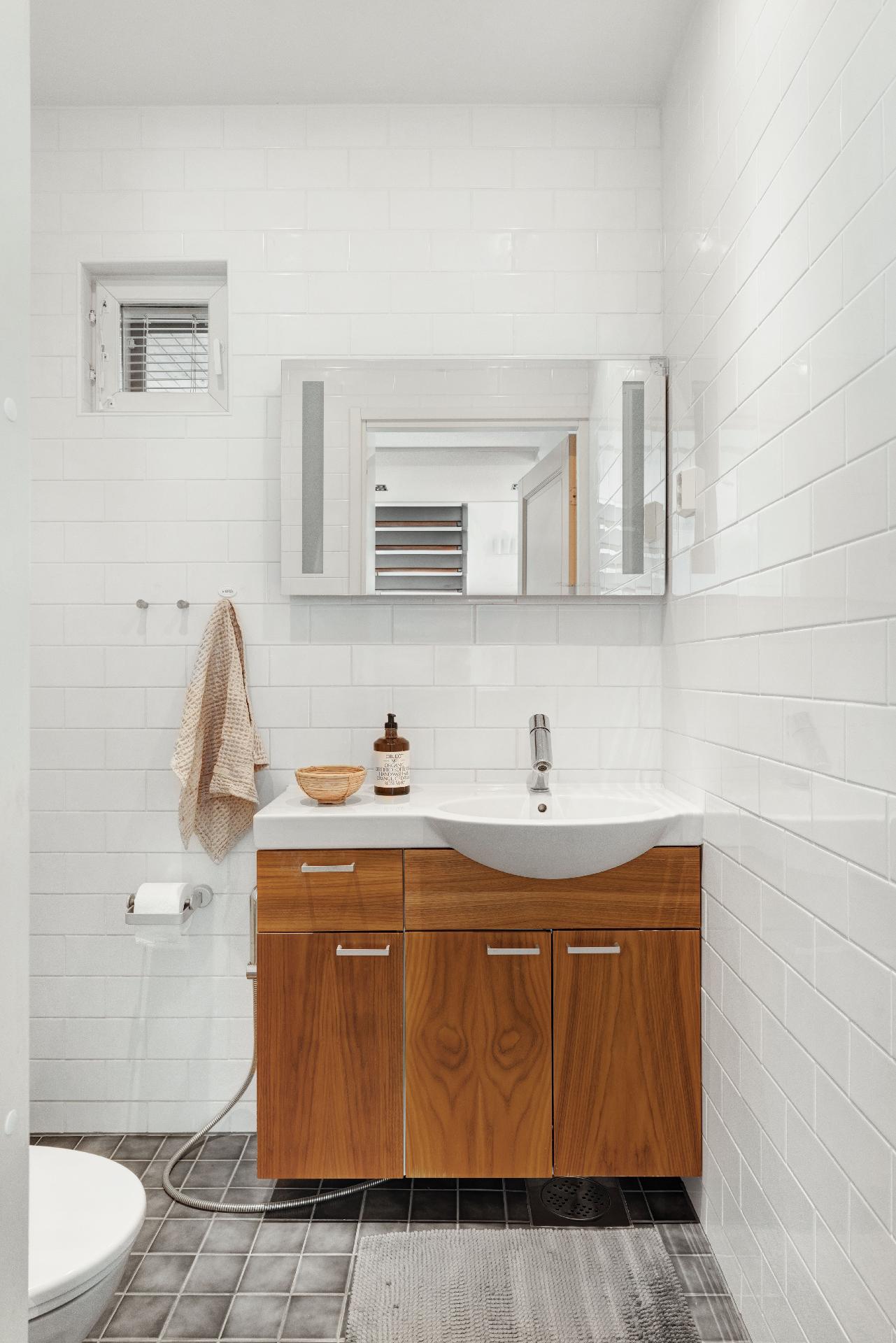 Alakerran erillinen wc