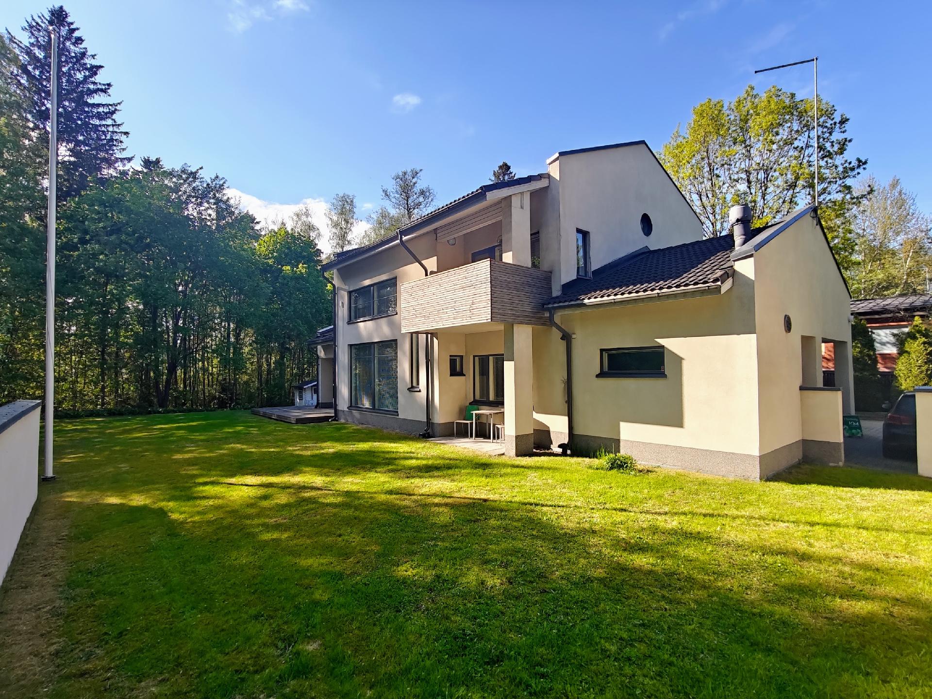 Suuri, suojaisa piha kruunaa asumisviihtyvyyden!