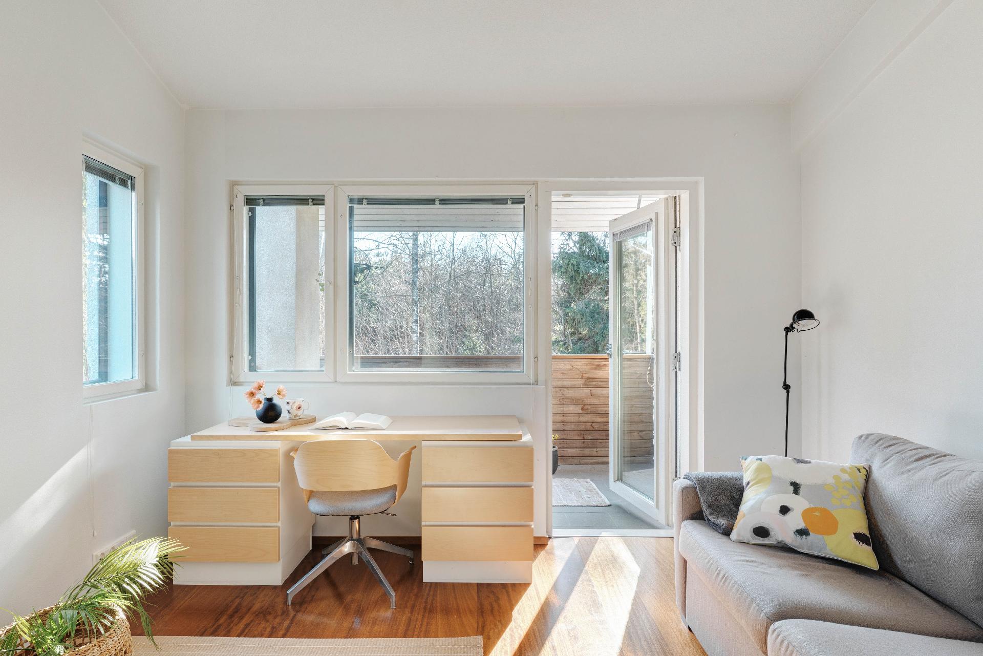 Yläkerran makuuhuone omalla parvekkella