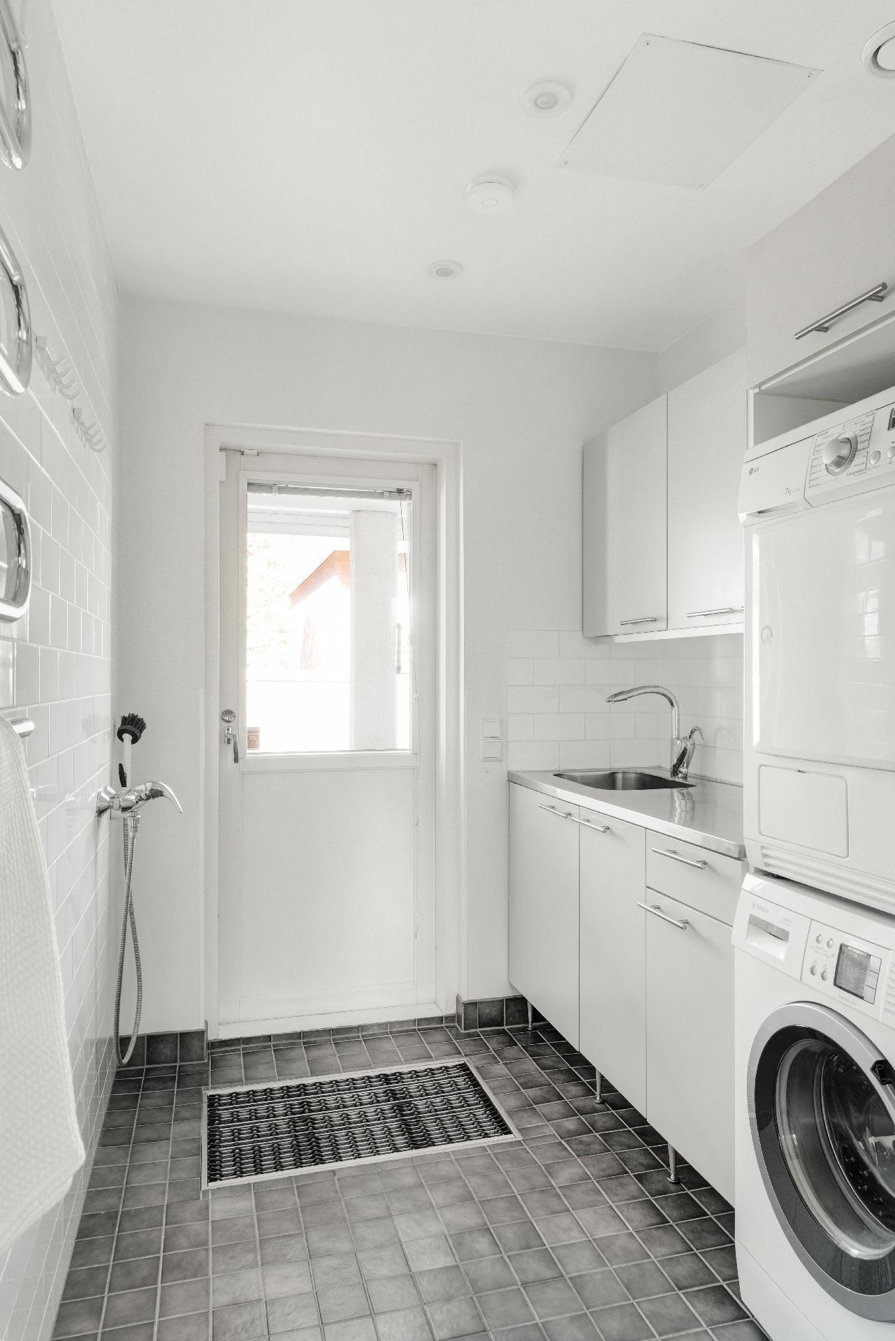 Toinen sisääntulo on varustettu kuraeteisellä