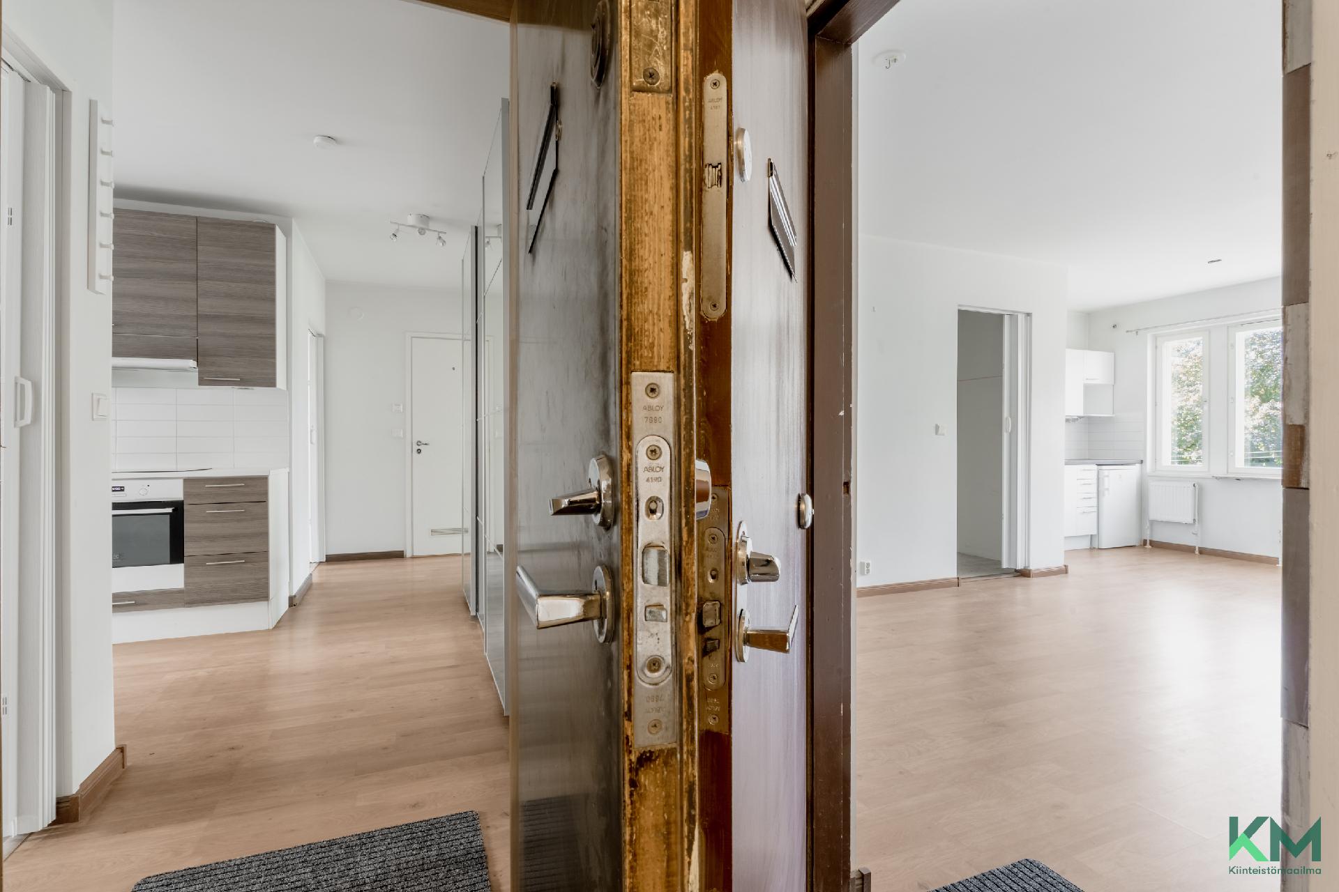 Viereinen yksiö myydään seinän takana