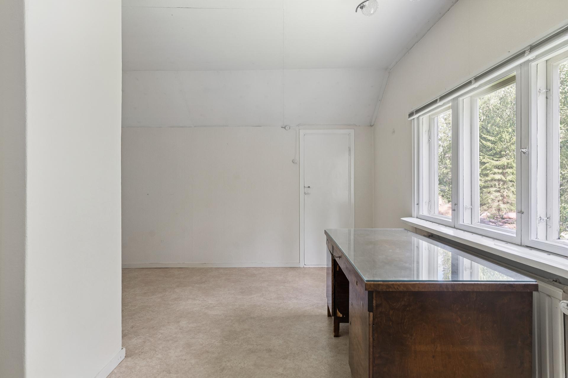 Yläkerran isompi makuuhuo