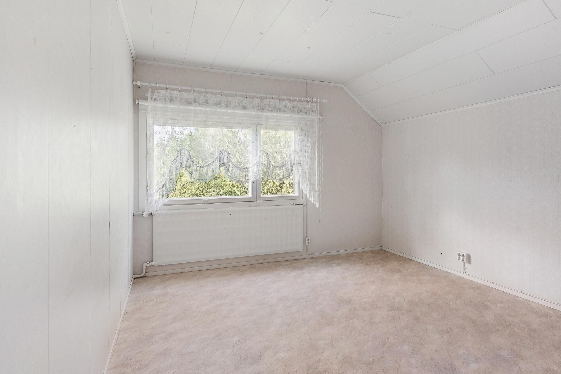 Yläkerran pienempi makuuhuone