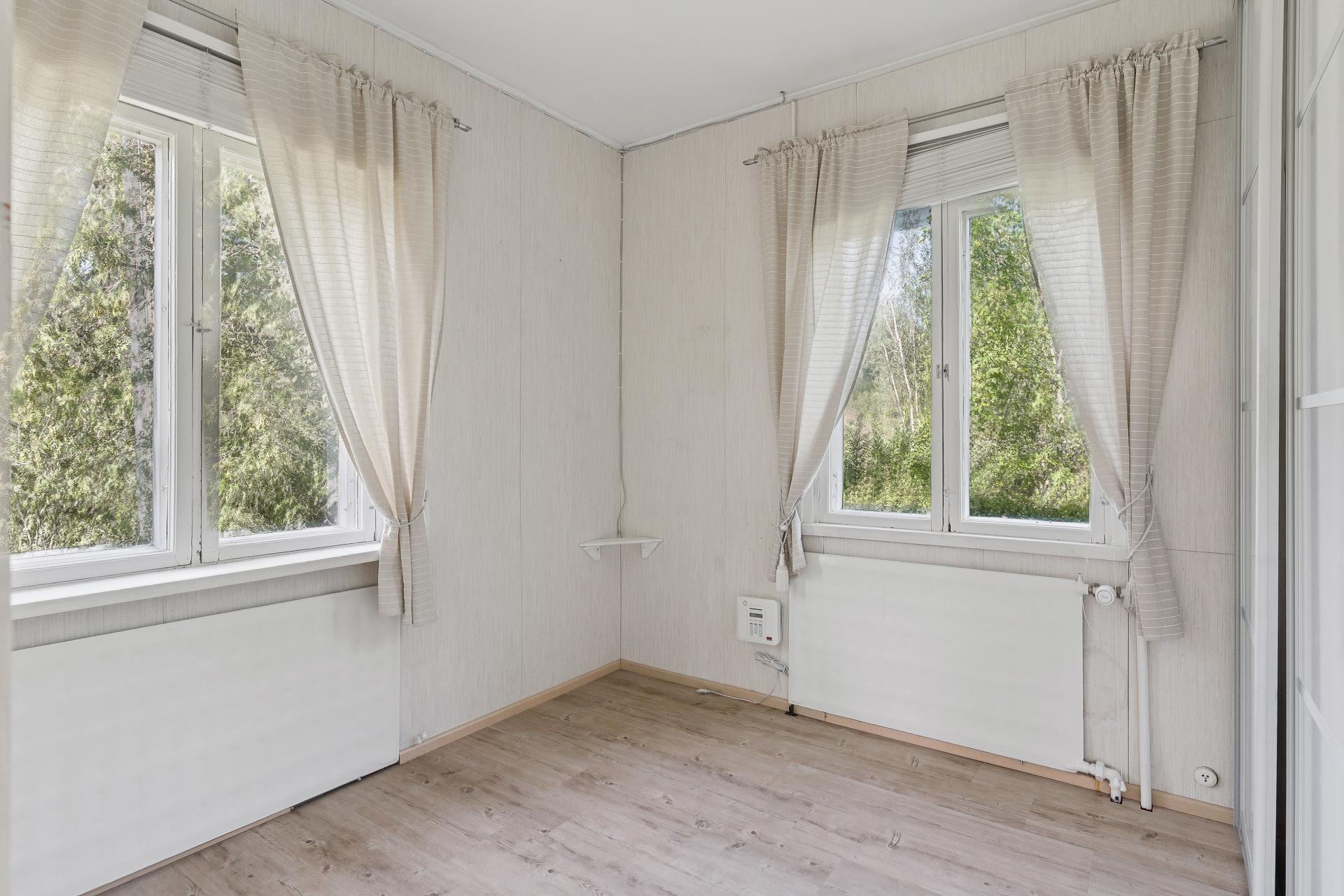 Alakerran makuuhuone