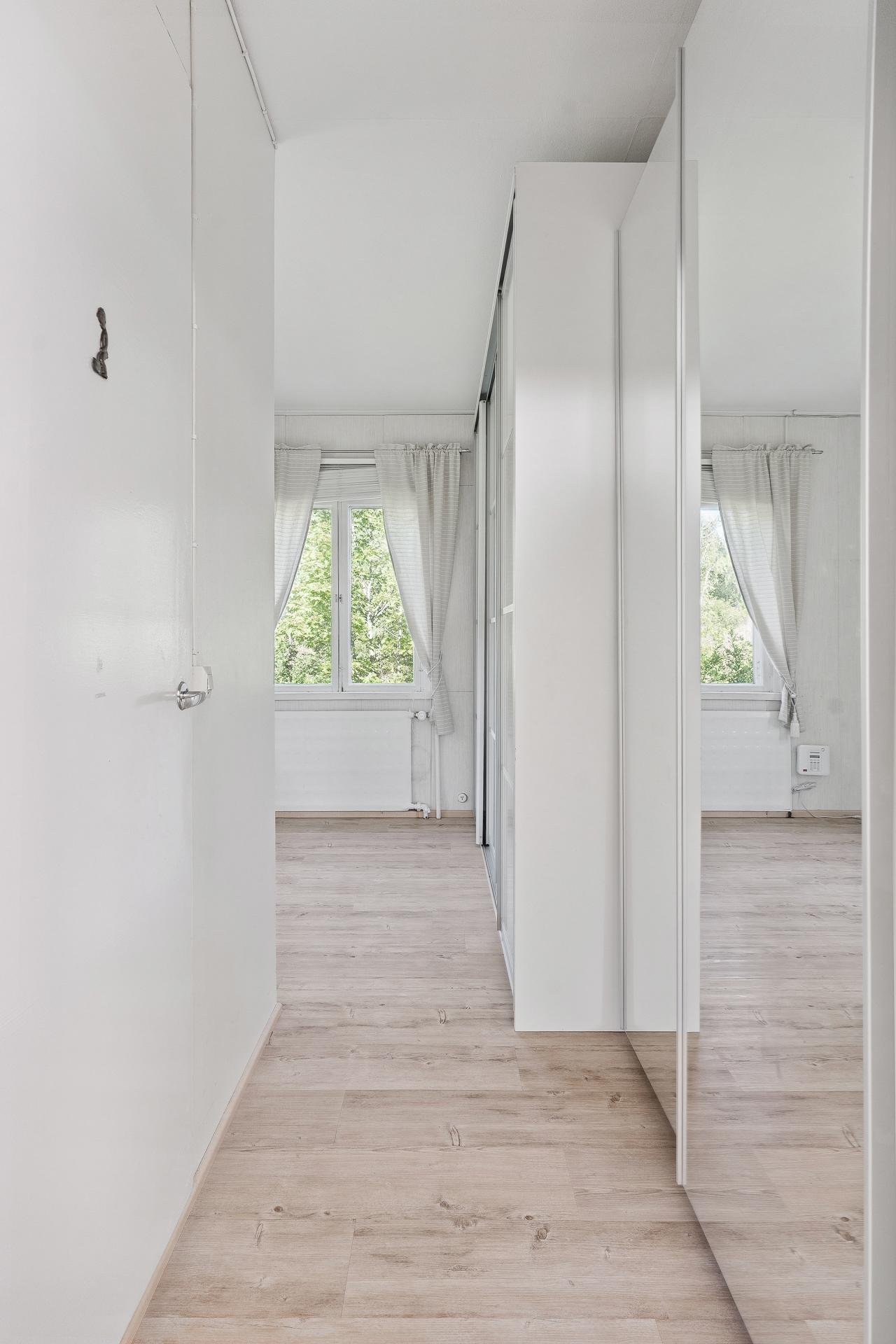 Alakerran makuuhuone