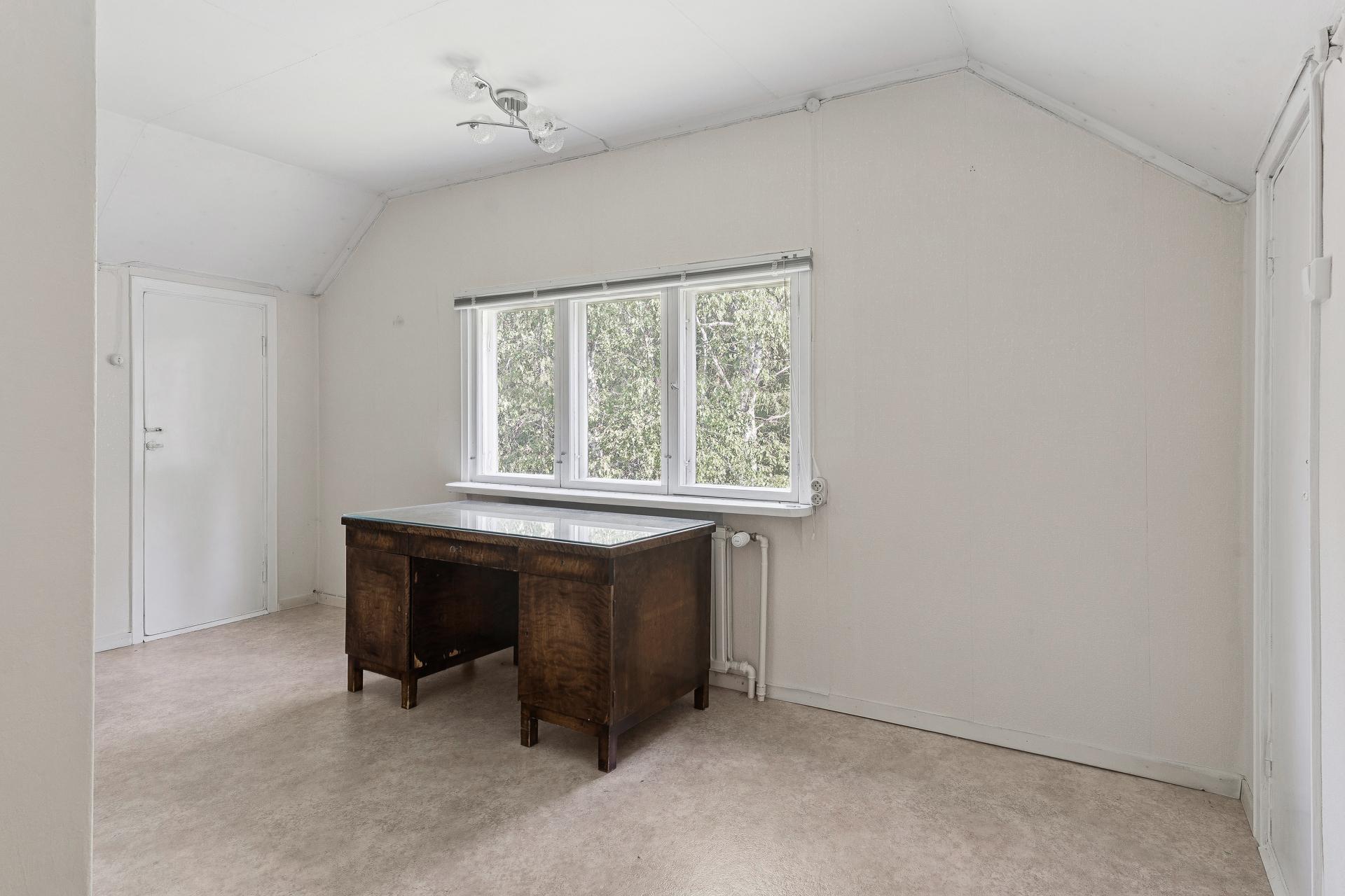 Yläkerran isompi makuuhuone