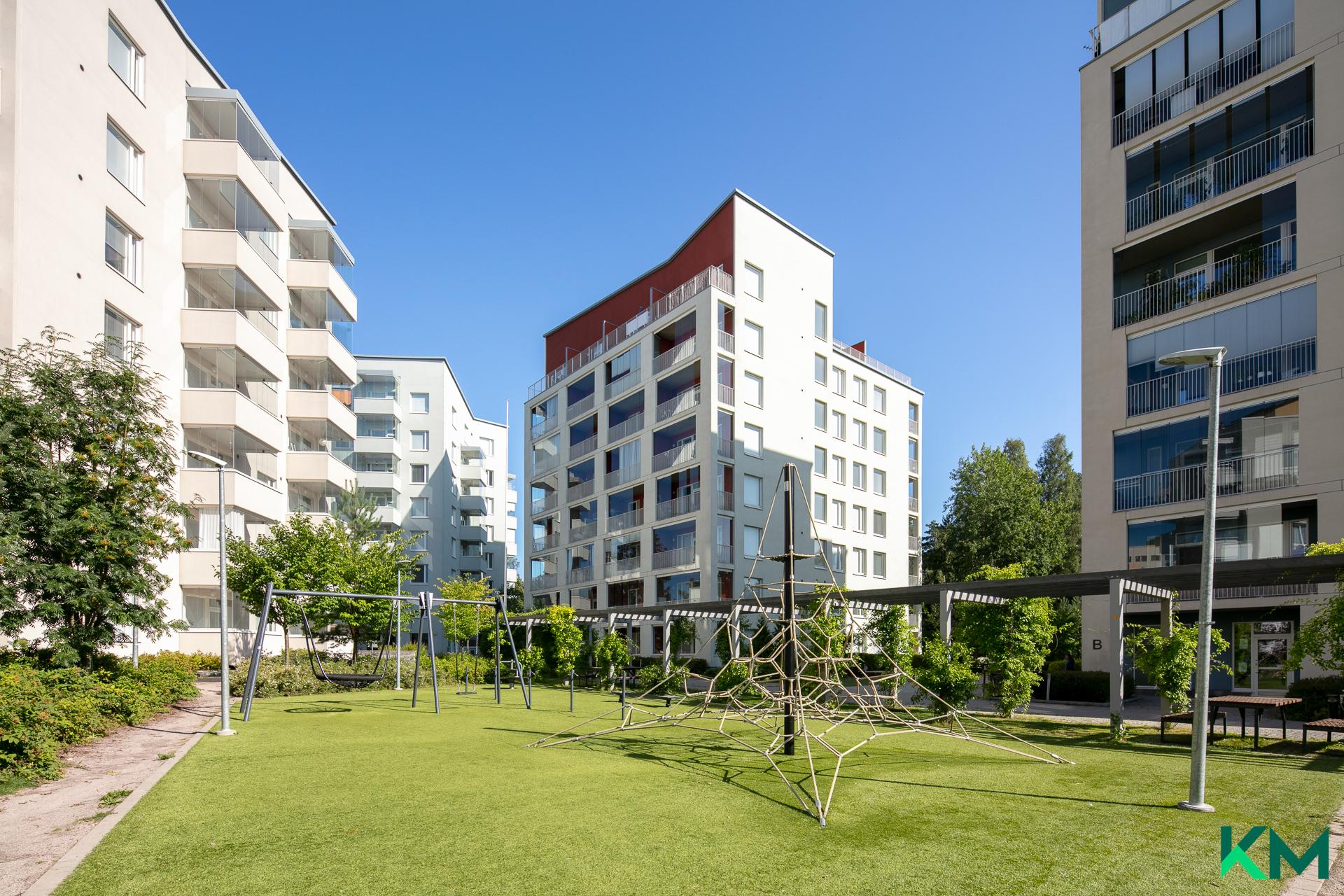 Pihapiiri on hyvin hoidettu