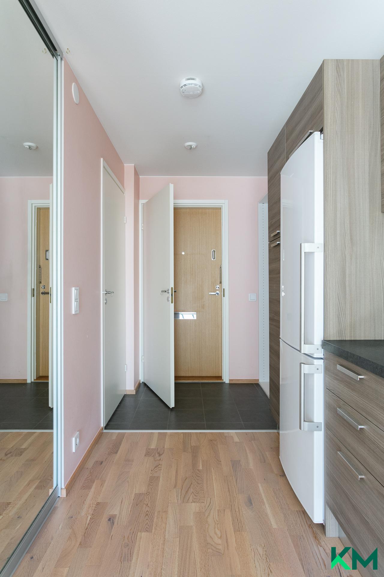 Eteistilaa ja keittiötä