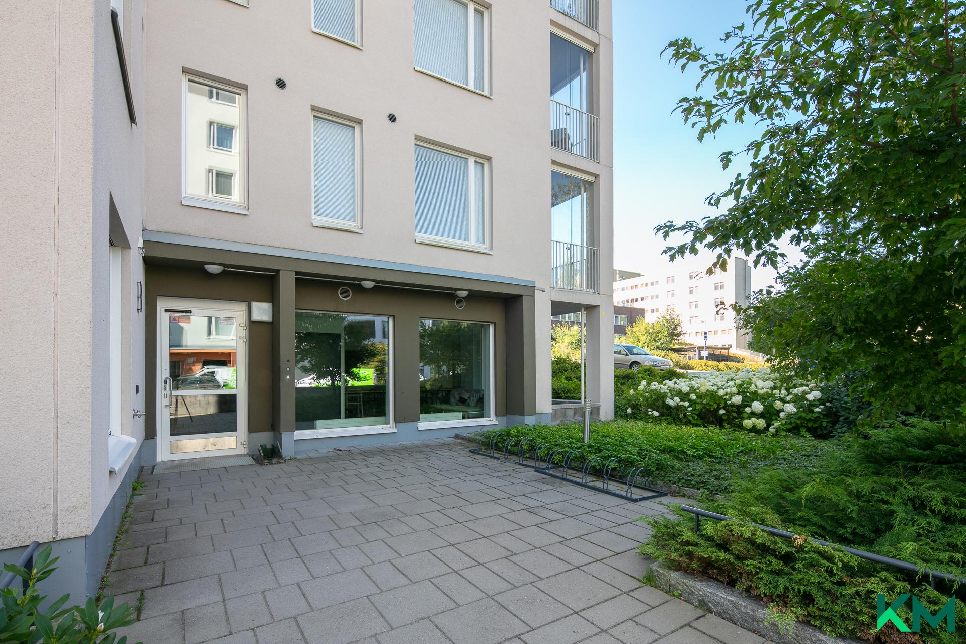 Sisäänkäynti B-rappuun