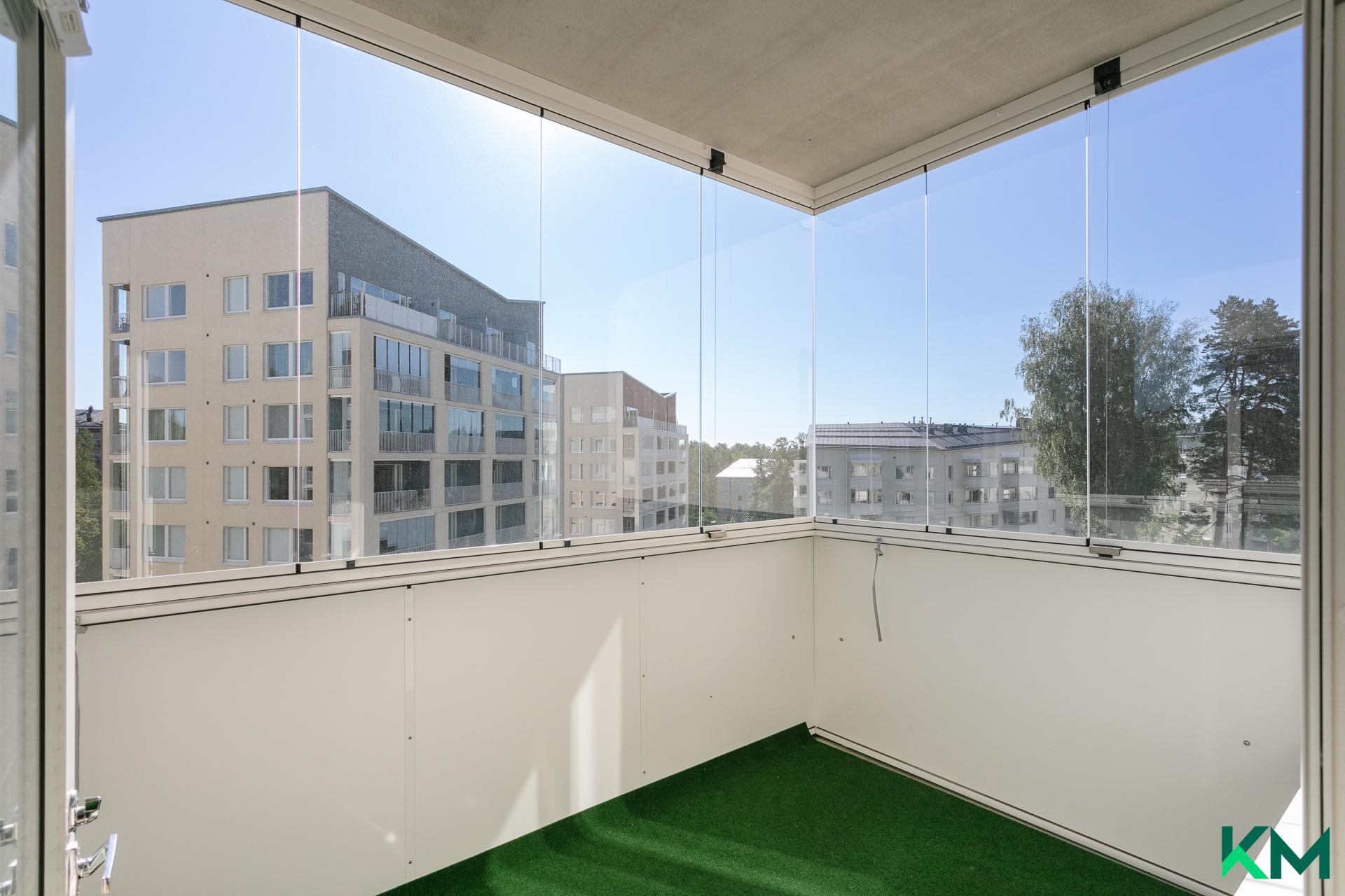 Lasitettu parveke itään ja etelään