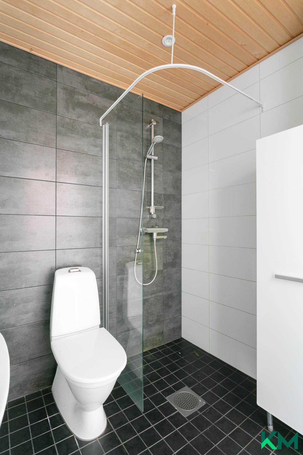 Kylpyhuoneen suihkutila