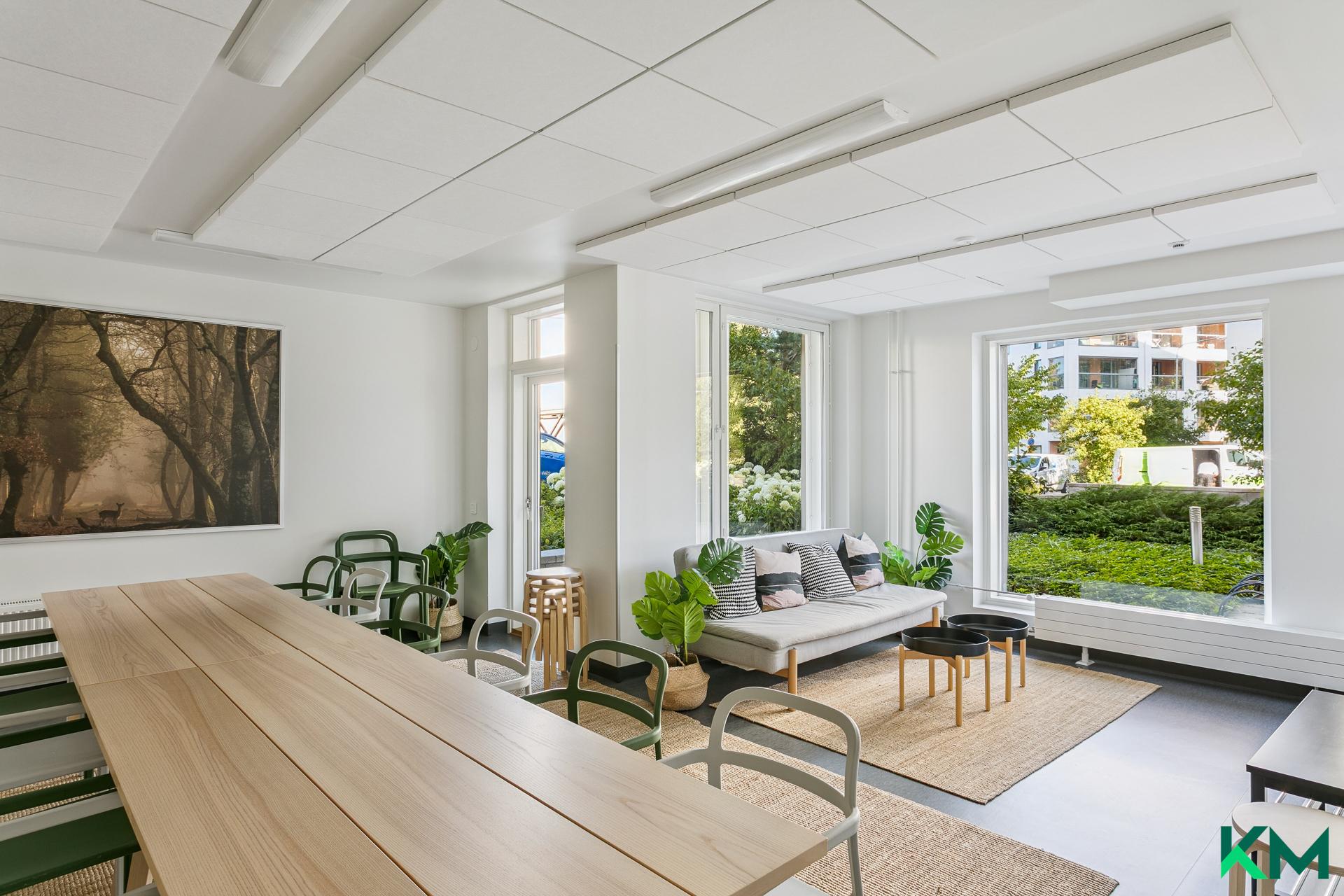 Valoisa ja hyvin varusteltu kerhotila 