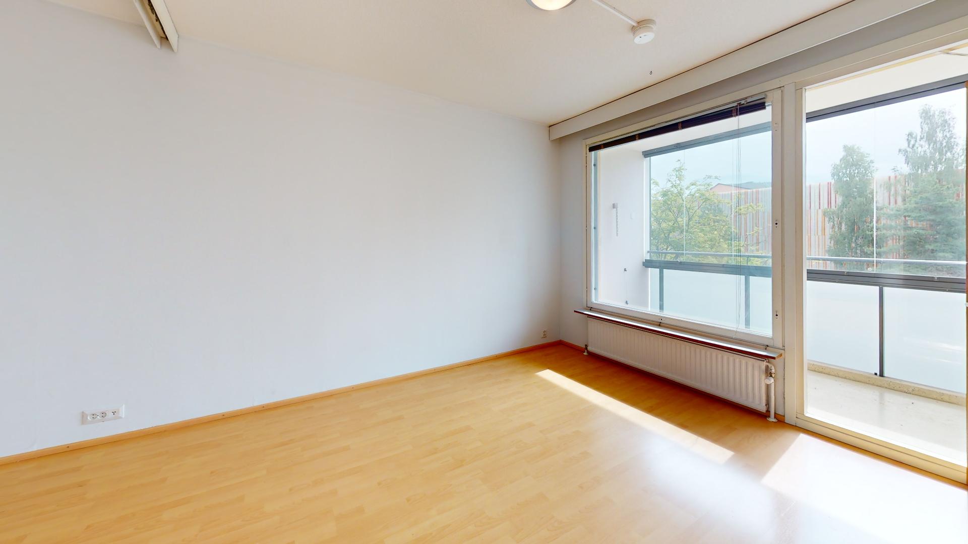 Huone, käynti lasitetulle parvekkeelle