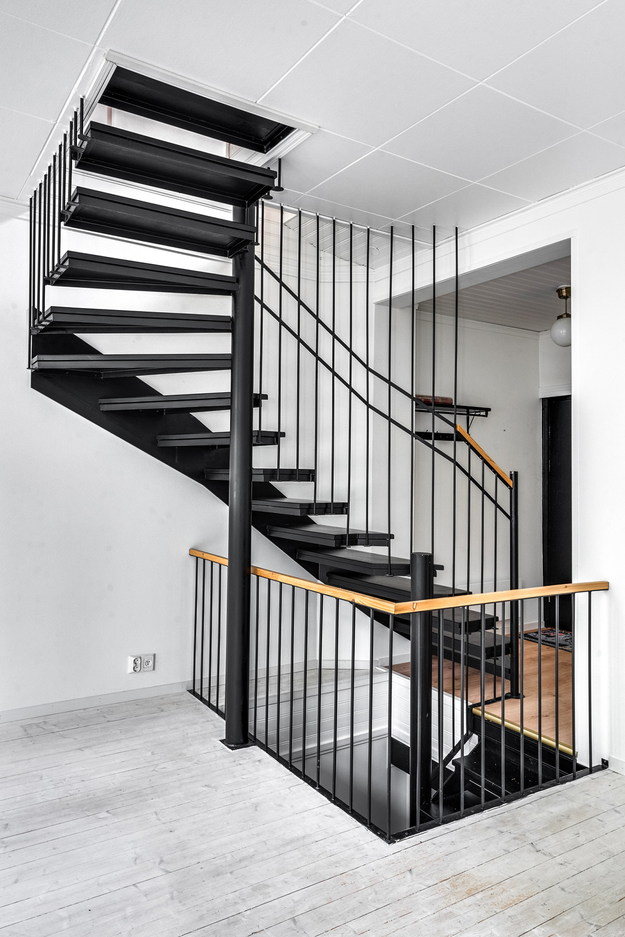 Portaat - kuin karamelli - johtavat ylä- ja kellarikerrokseen.