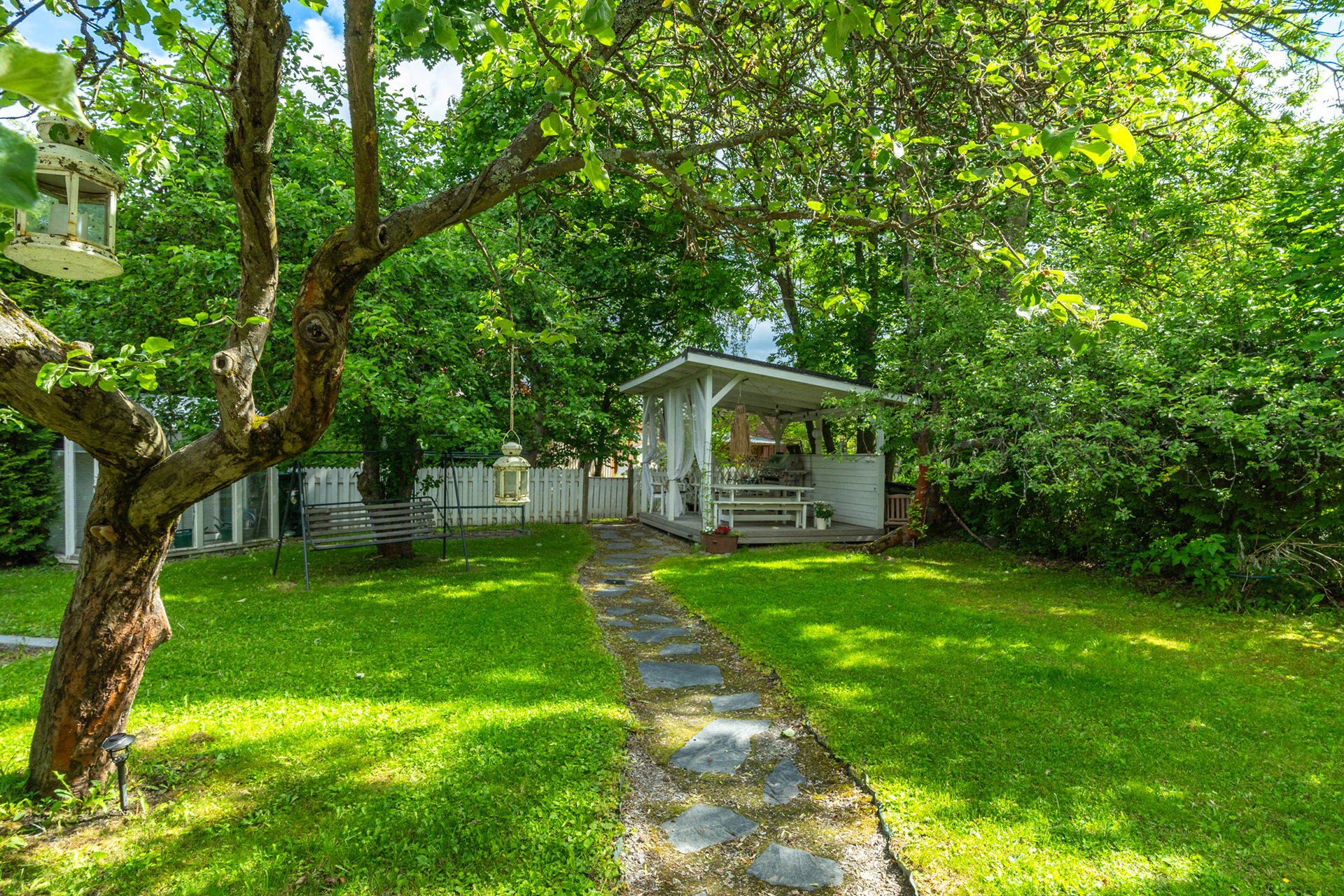 Puutarha on yhteiskäytössä omenapuineen ja marjapensaineen.